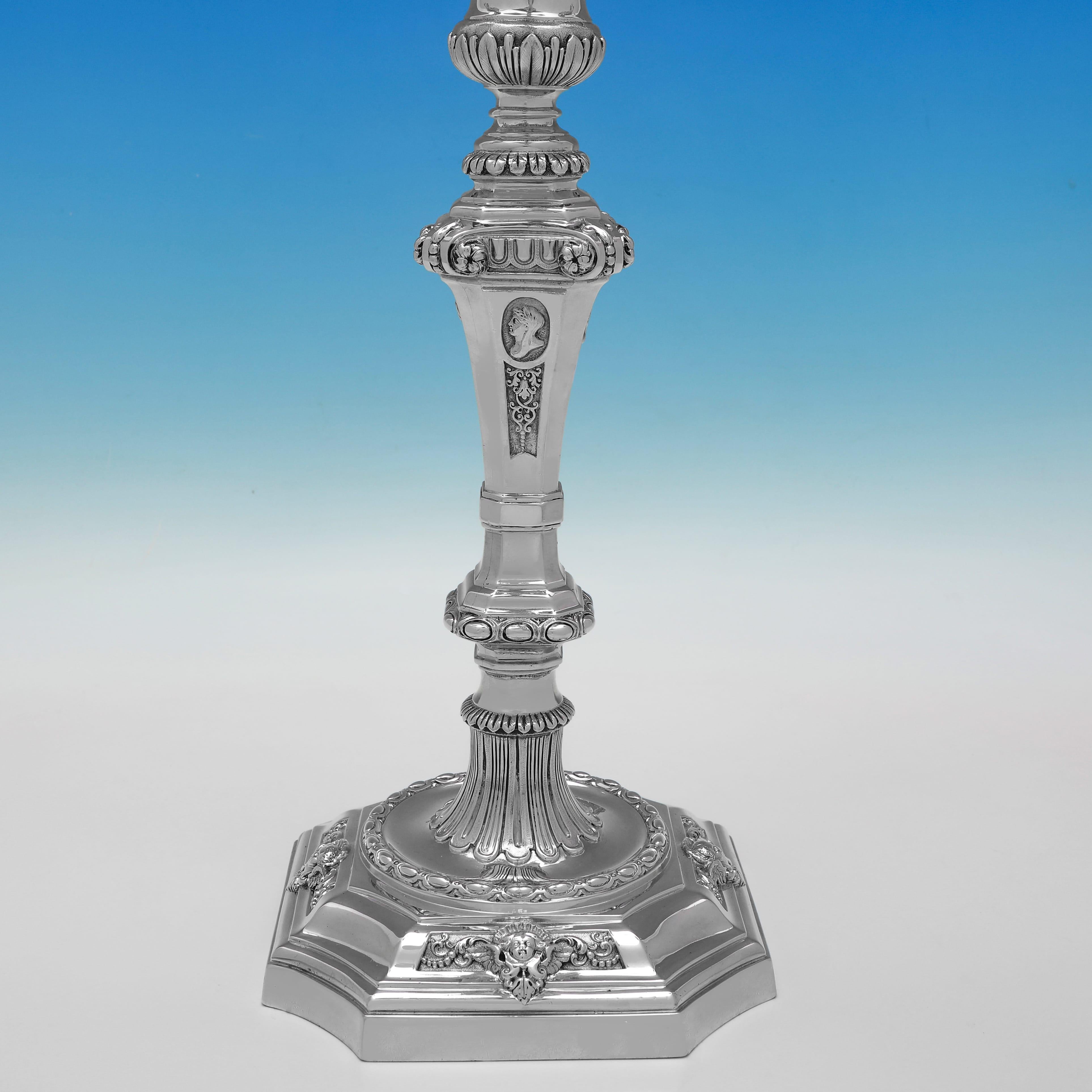 Très grande et impressionnante paire de candélabres victoriens en argent - 1889 par Garrard en vente 2