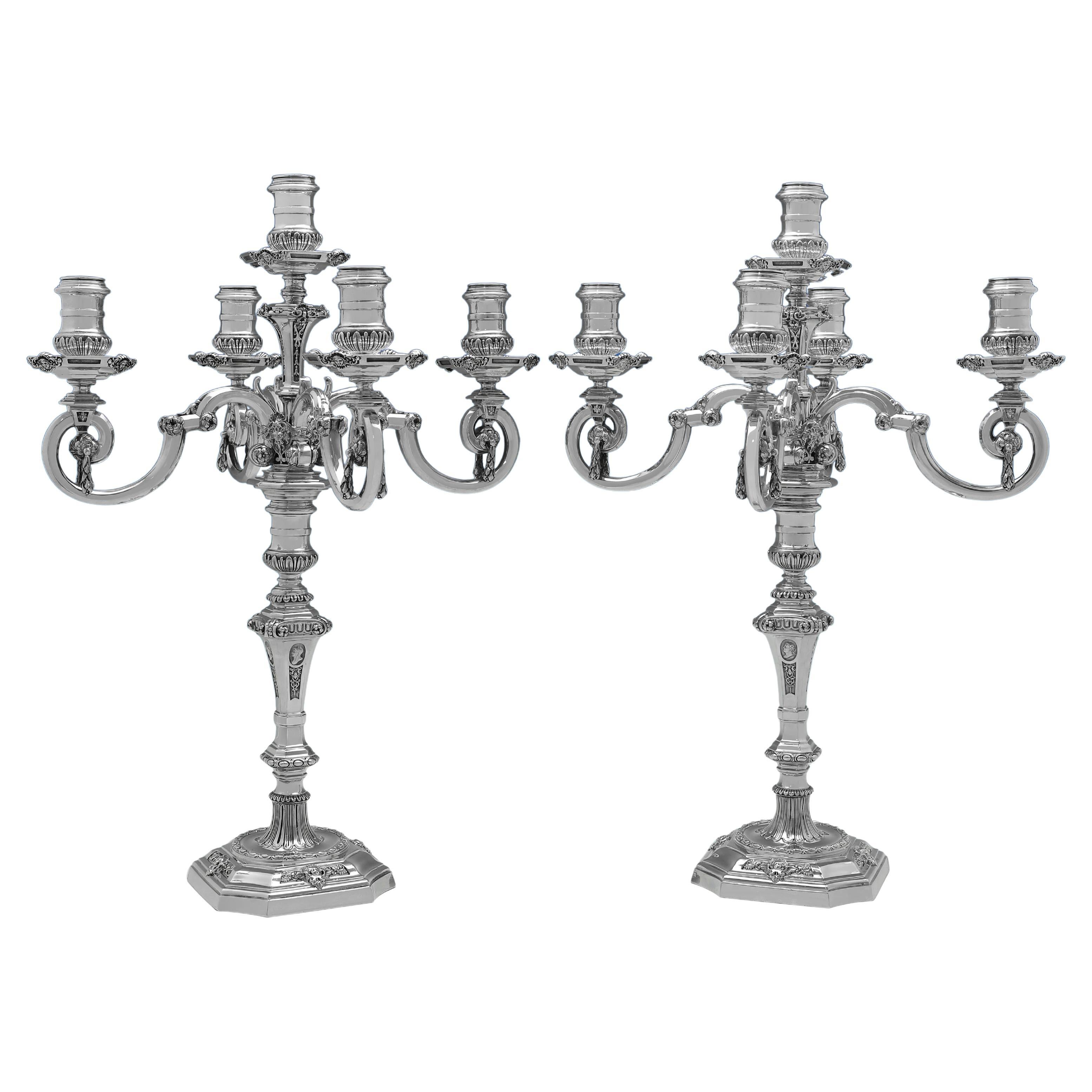Très grande et impressionnante paire de candélabres victoriens en argent - 1889 par Garrard en vente