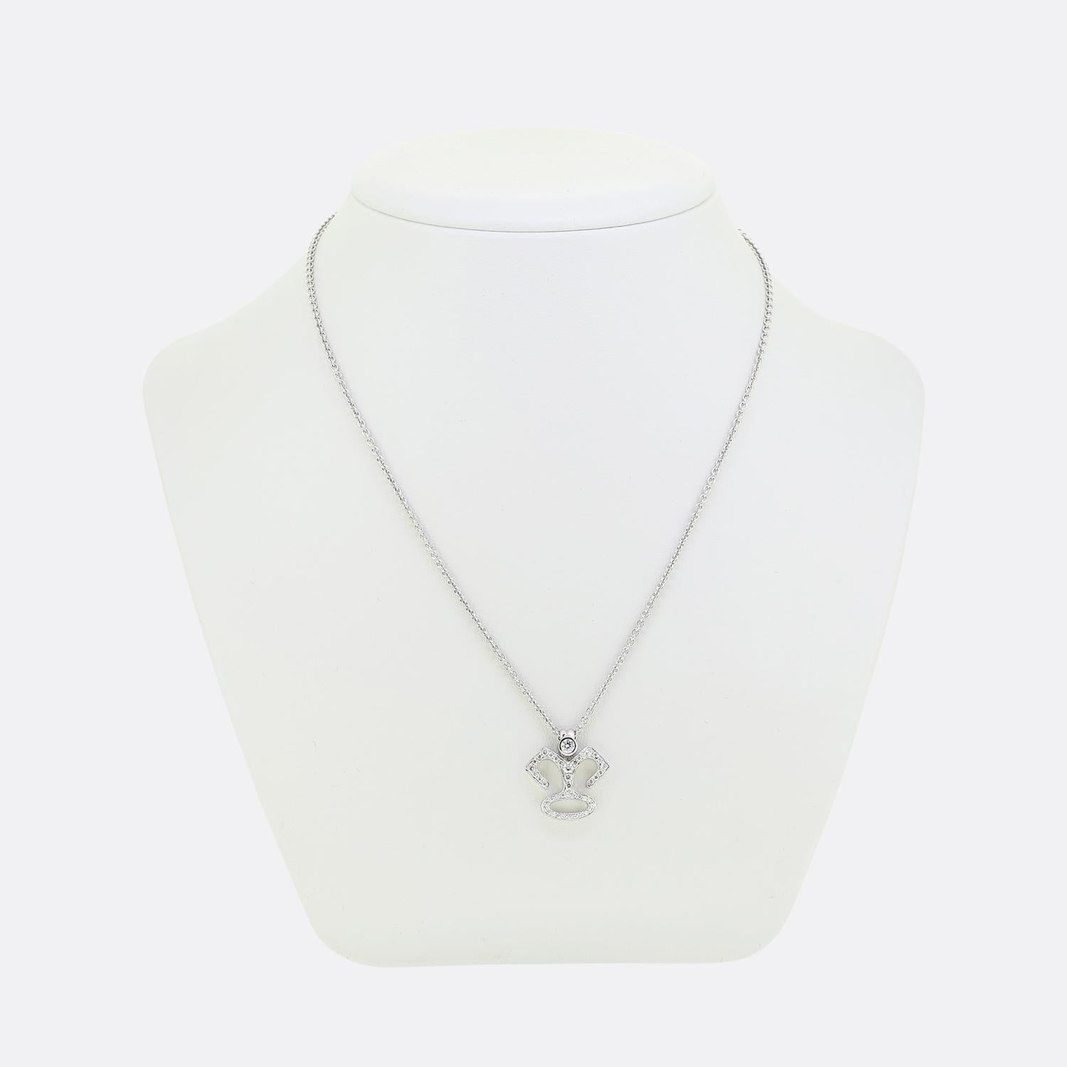 Ecco una favolosa collana della famosa casa di gioielli di lusso Garrard. Il ciondolo presenta una forma stilizzata, incrostata di diamanti bianchi brillanti taglio rotondo, che creano un effetto elegante e accattivante. Una singola pietra rotonda è