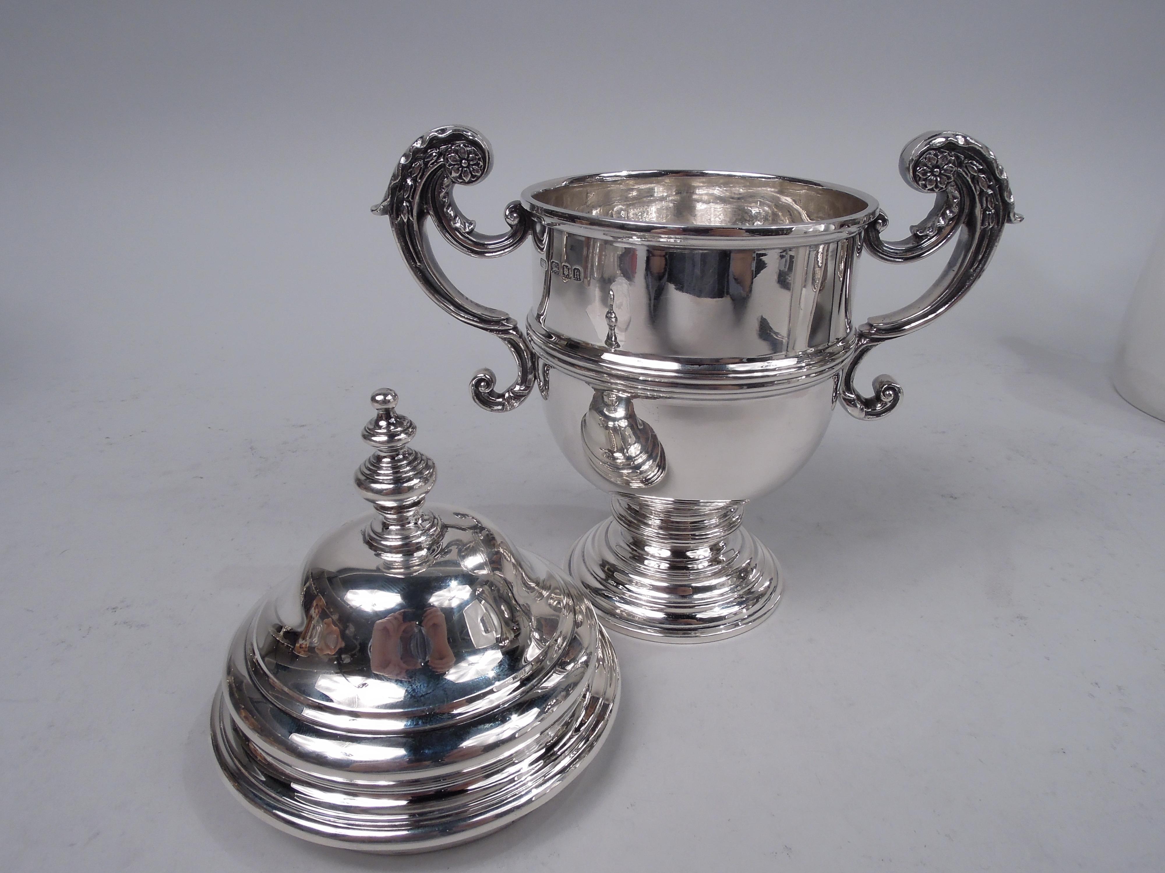 Garrard English Neoclassical Sterling Silver Covered Urn, 1923 In Good Condition For Sale In New York, NY
