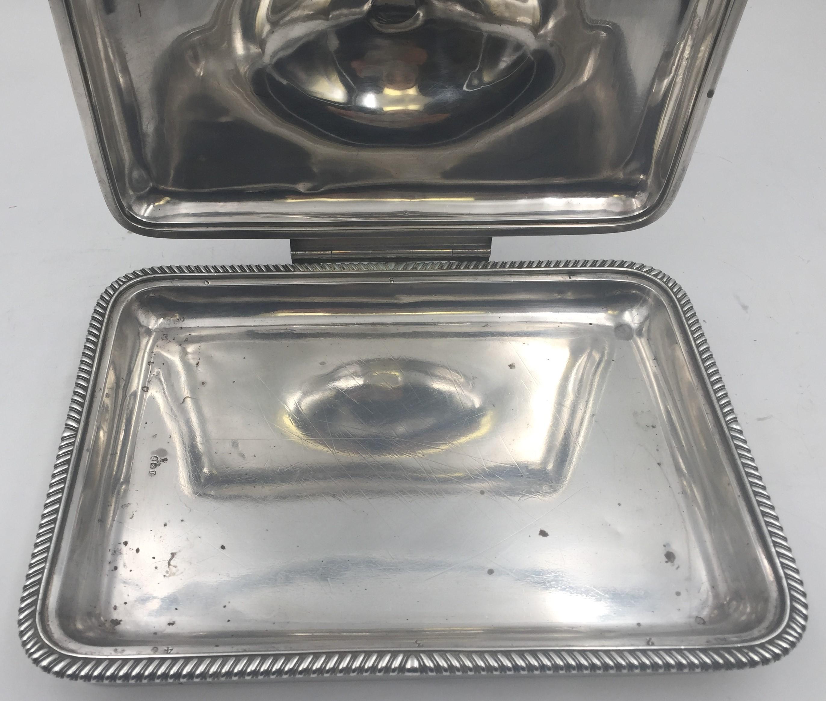 Robert Garrard, 1806 sterling silver cheese warmer dish in Georgian style. It has a rectangular shape with a gadrooned border and a slightly domed cover with an urn finial and a turned wood handle, measures 10'' by 7 1/4'' in width (14'' approx.