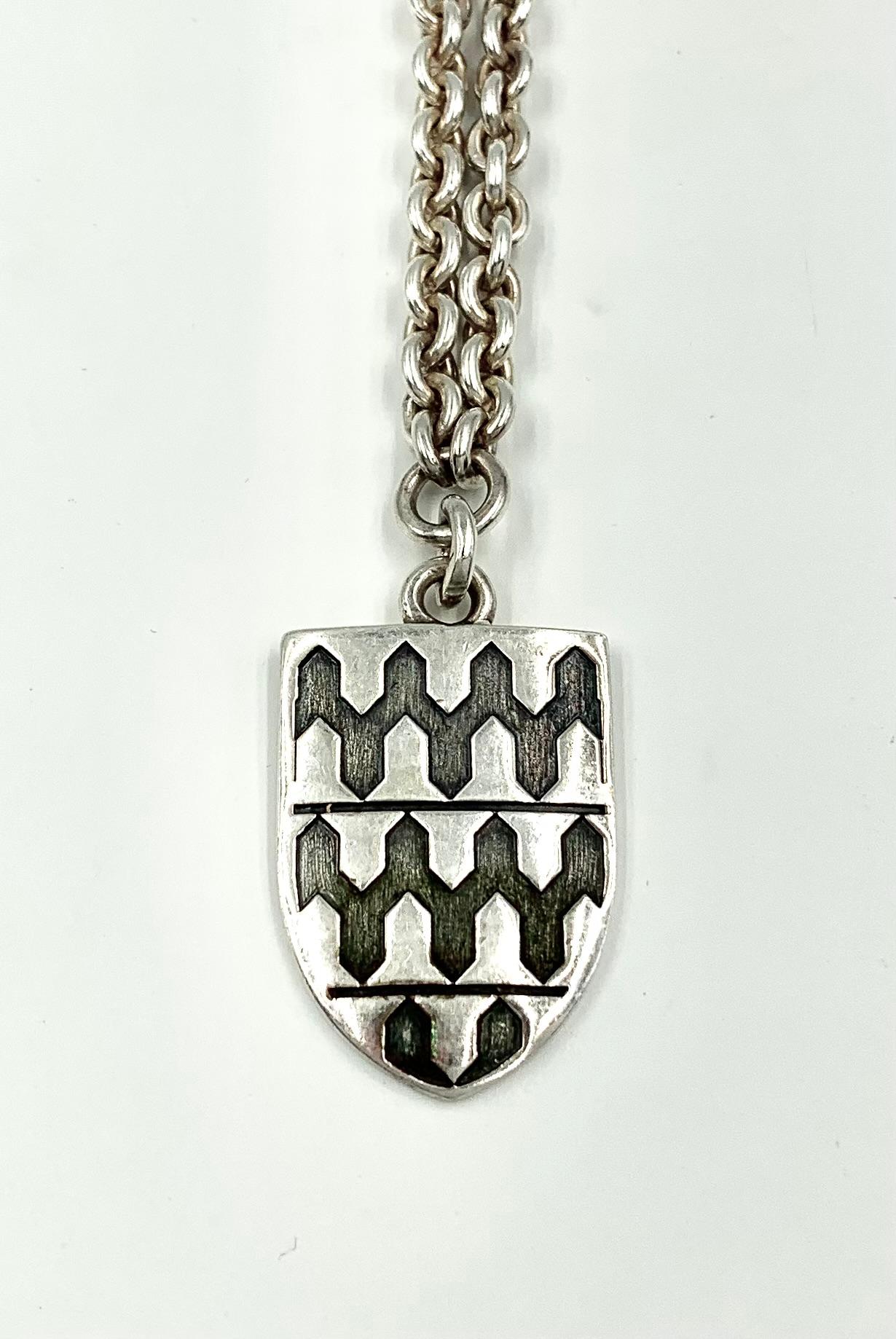 Garrard Georgian Style Große Sterling Silber Armoreal Schild Anhänger Halskette (Sterlingsilber) im Angebot