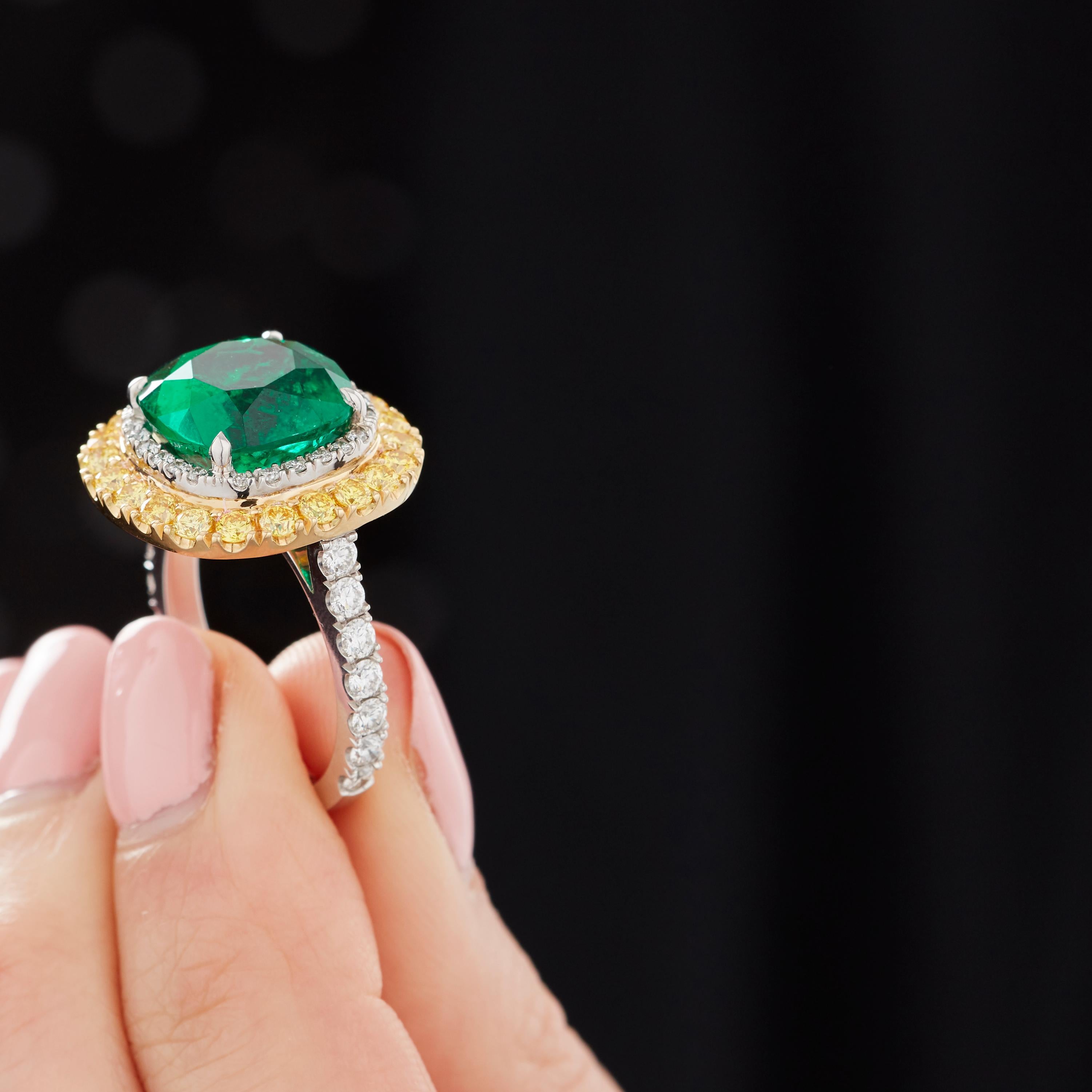 Cushion Cut Garrard Iconic Gubelin 6.70ct Colombian Emerald & Yellow Diamond Cocktail Ring For Sale
