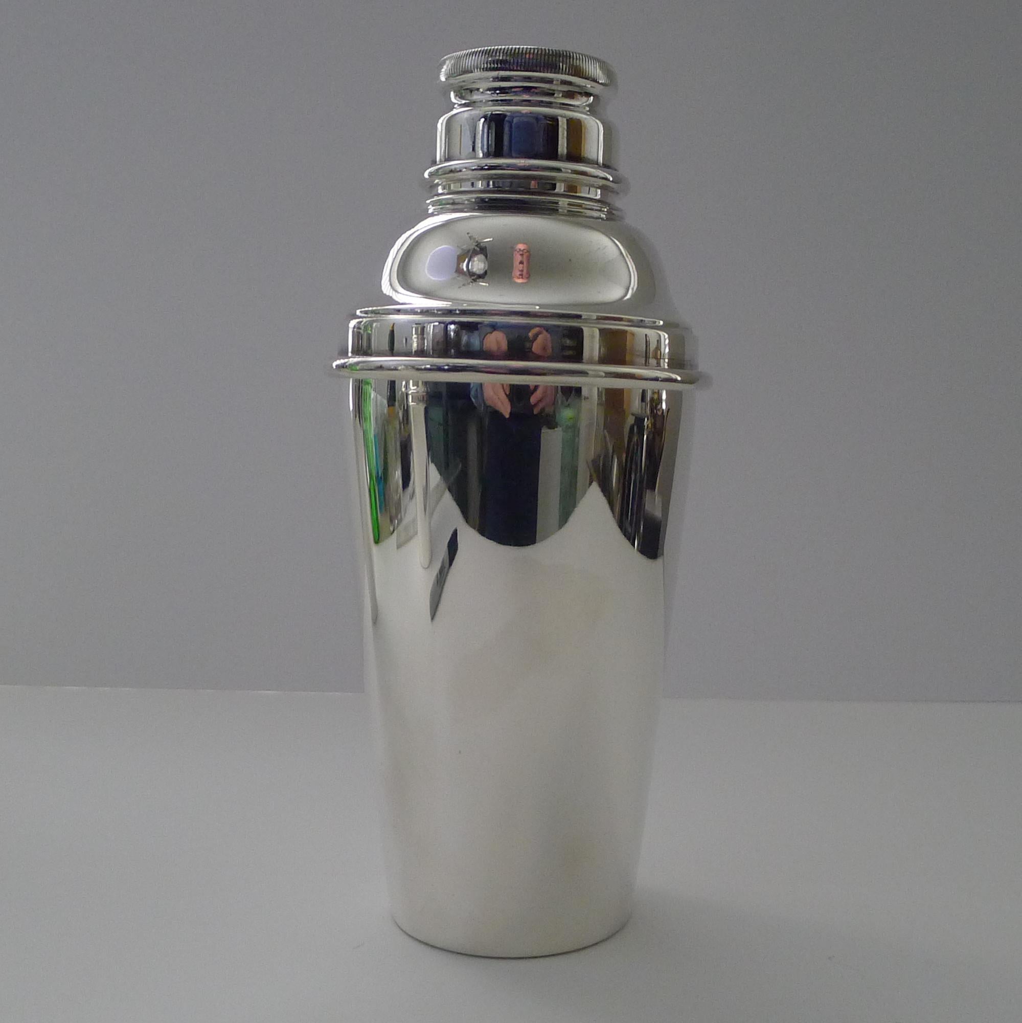 Garrard, London, Art Deco Silver Plated Cocktail Shaker In Good Condition In Bath, GB
