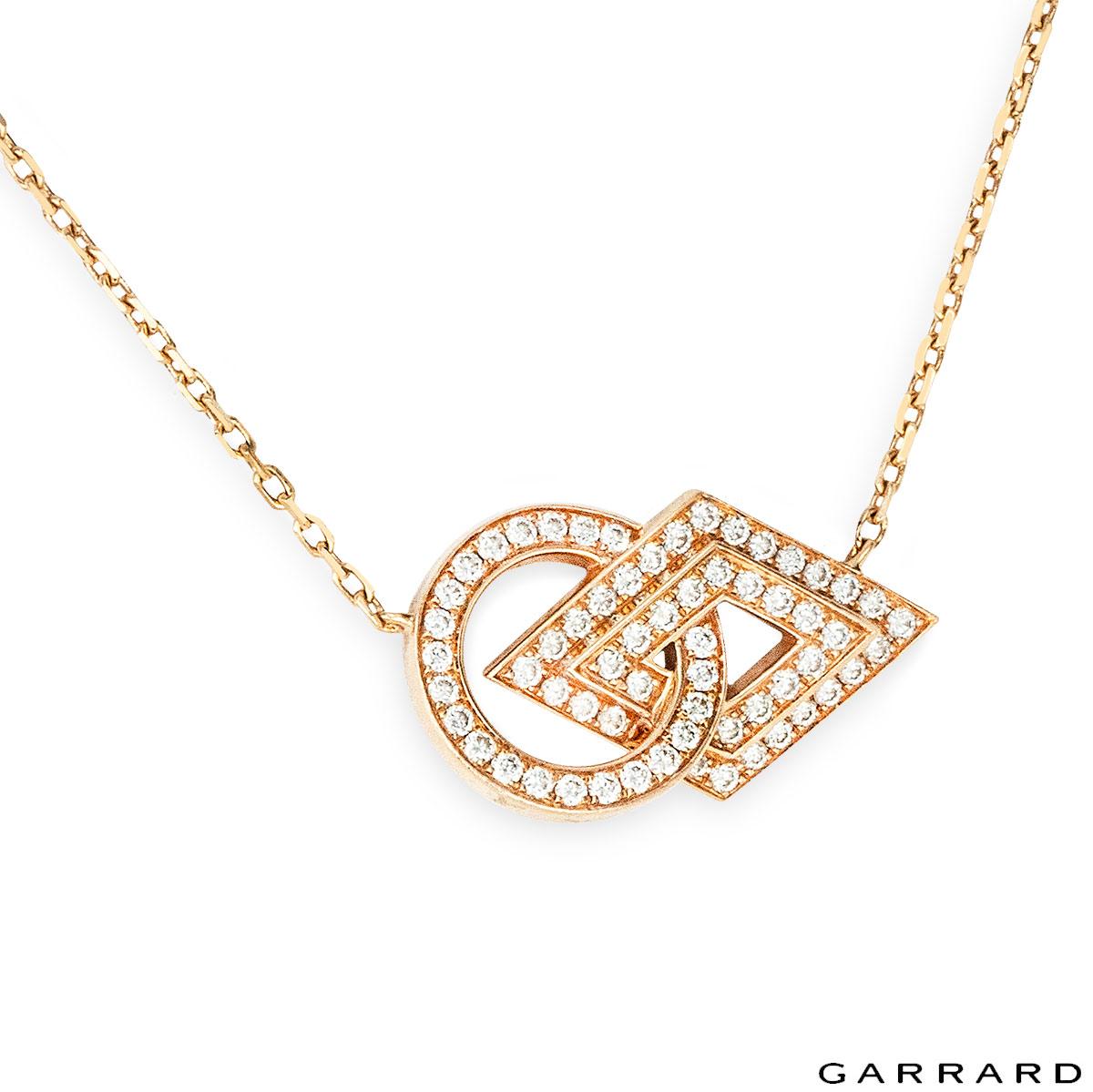 Ce pendentif diamant en or rose 18 carats de Garrard, qui fait partie de la Collection Brilliante, présente un superbe motif orné d'environ 62 diamants ronds de taille brillant en serti pavé. Le motif mesure 19 mm de large et est élégamment suspendu