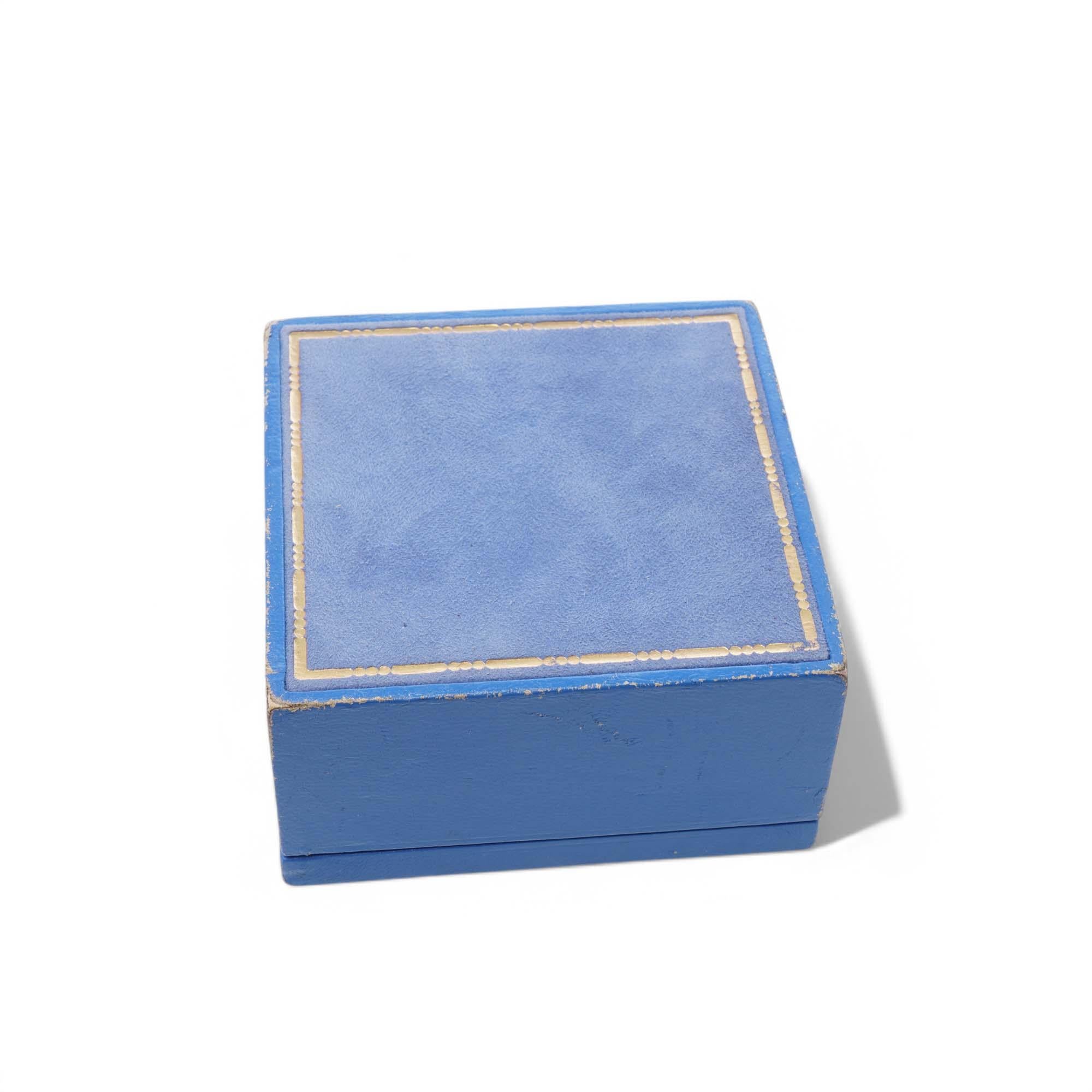 Garrard Uhr oder Armband Box. 

Zeitraum: Ende des 20. Jahrhunderts
MATERIAL: Blaues Leder außen mit goldenem Garrard-Branding und Samt innen
Zweck: Zur Aufbewahrung von Ringen oder kleinen Schmuckstücken
Abmessungen: 10 x 10 x 5,7 cm
Zustand: Gut;