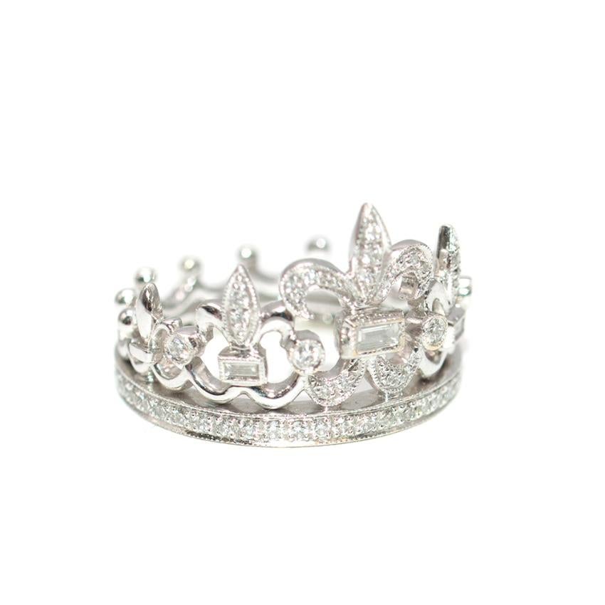 Garrard Weißgold Diamantkronenring

-Klassische Garrard-Krone Form
-Diamanten im Rund-, Pflaster- und Baguetteschliff
-gewicht ca. 6,2 Gramm
- inklusive Box

Ring Größe 5

