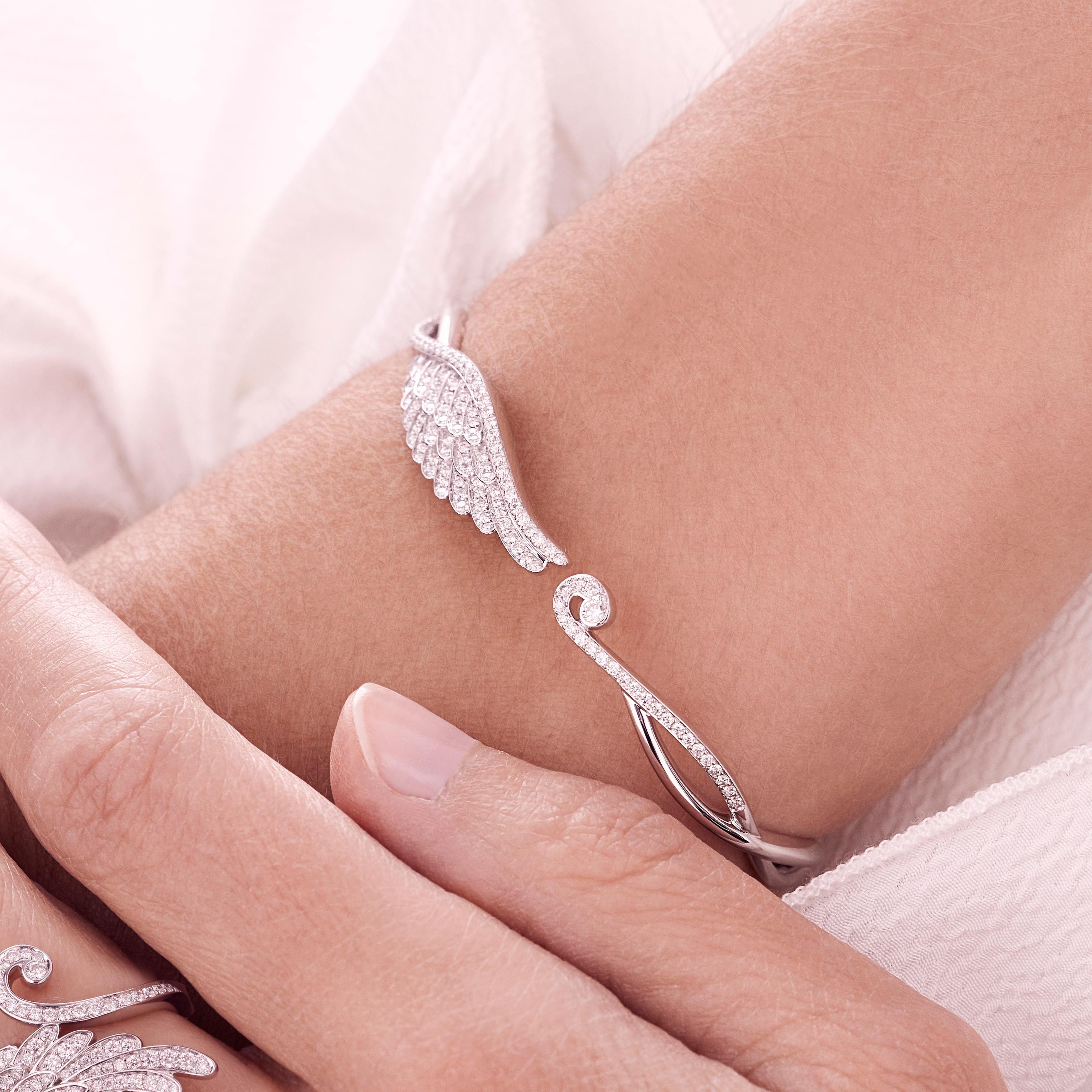 An 18 karat white gold hinged bangle from The House of Garrard Wings Embrace collection set with 138 round white diamonds weighing 1.02 carats. The bangle measures 6cm by 4.5cm.
138 round white diamonds weighing 1.02 carats
Gold weight 19.97 grams.