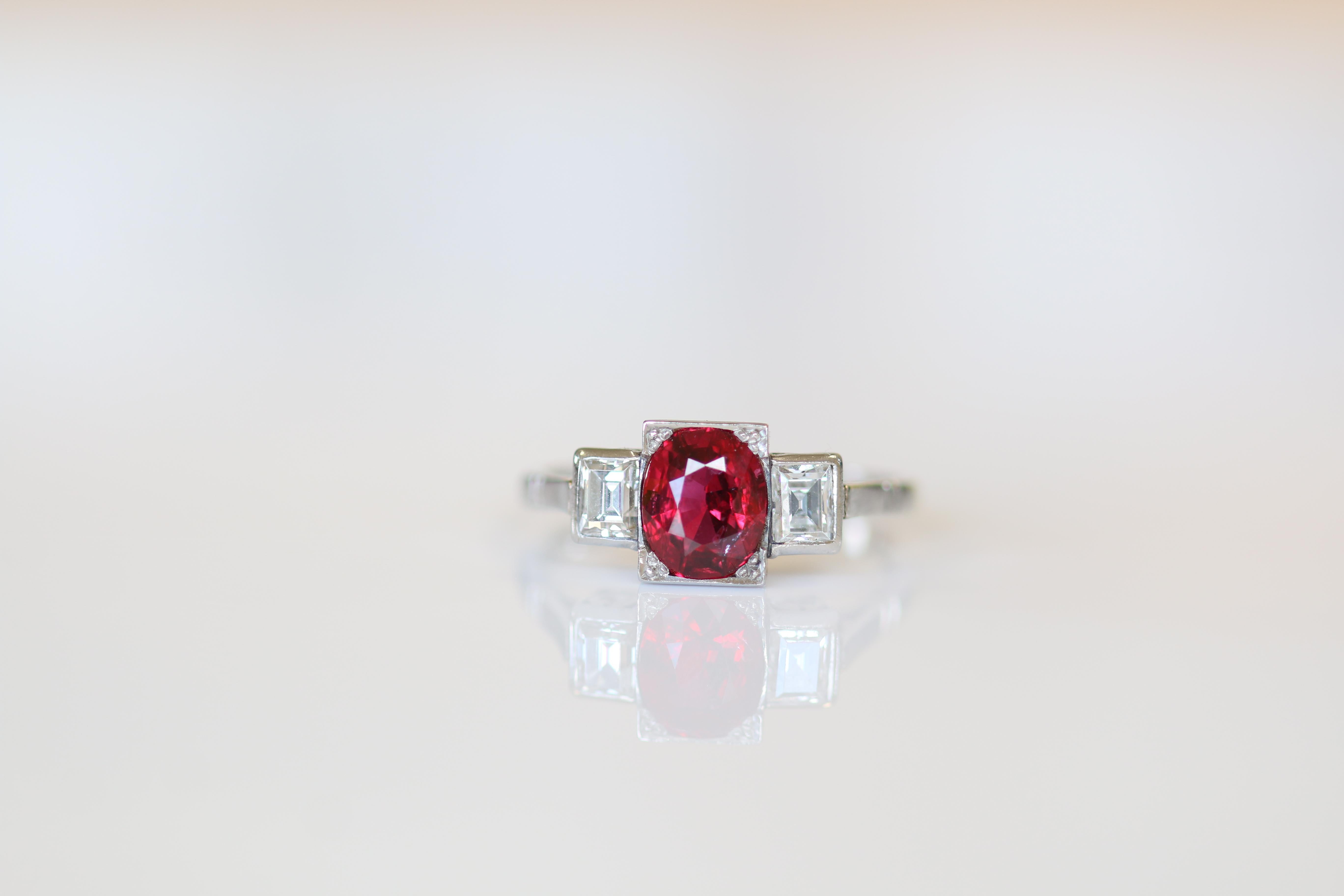 Dieser fabelhafte Art-Déco-Ring mit drei Rubinen und Diamanten ist mit Sicherheit ein absolut atemberaubender Verlobungsring.  Dieser Ring wird von einem Zertifikat von GCS begleitet, das besagt, dass der Rubin aus Mosambik stammt und 