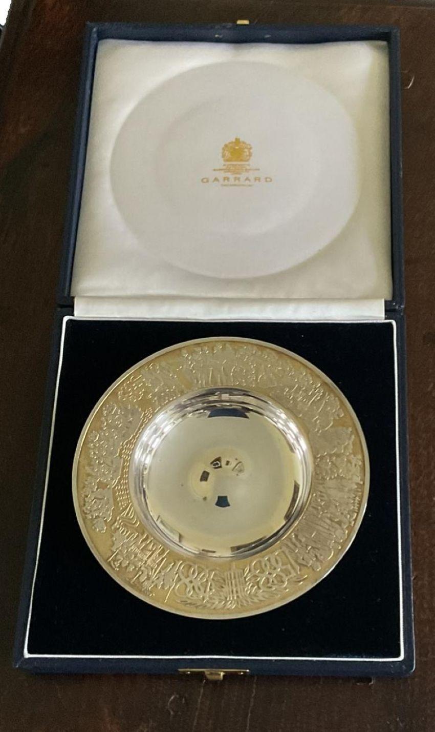 GARRARD & CO: Un raro piatto in argento e argento dorato. Londra 1988.Realizzato per commemorare il 400° anniversario dell'armata spagnola 1588-1988. forma circolare, con bordo in argento dorato raffigurante navi e figure, incassato. dimensioni