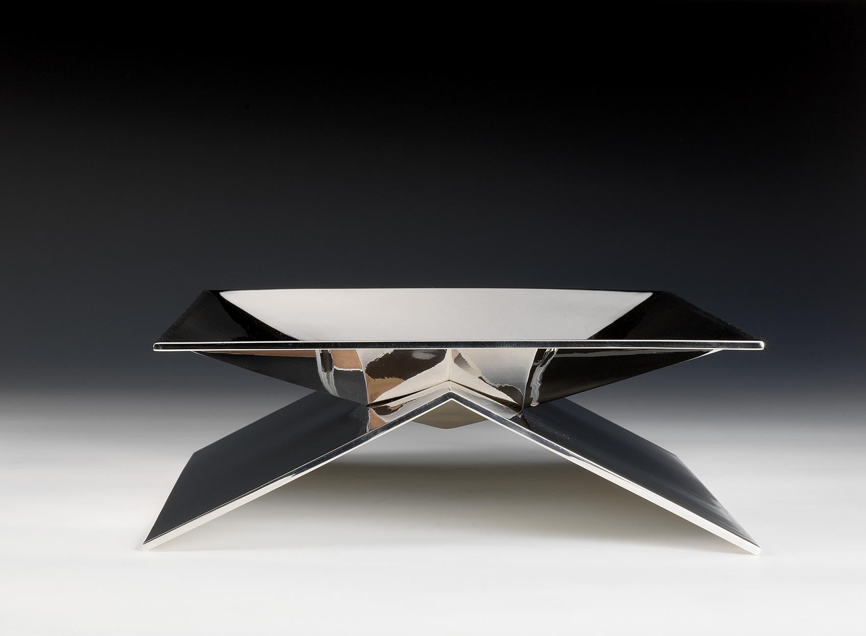 Triangular centrepiece, 2001

Nickel-plated metal.
Limited edition of 30 + 2AP.

Dimensions:
H 5,5 x W 27,5 x D 35,3 cm.
H 2,17 x W 10,83 x D 13,89 in.