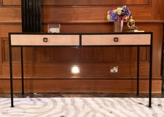 Console contemporaine en galuchat rose avec pieds en métal noir - Garrison Rousseau