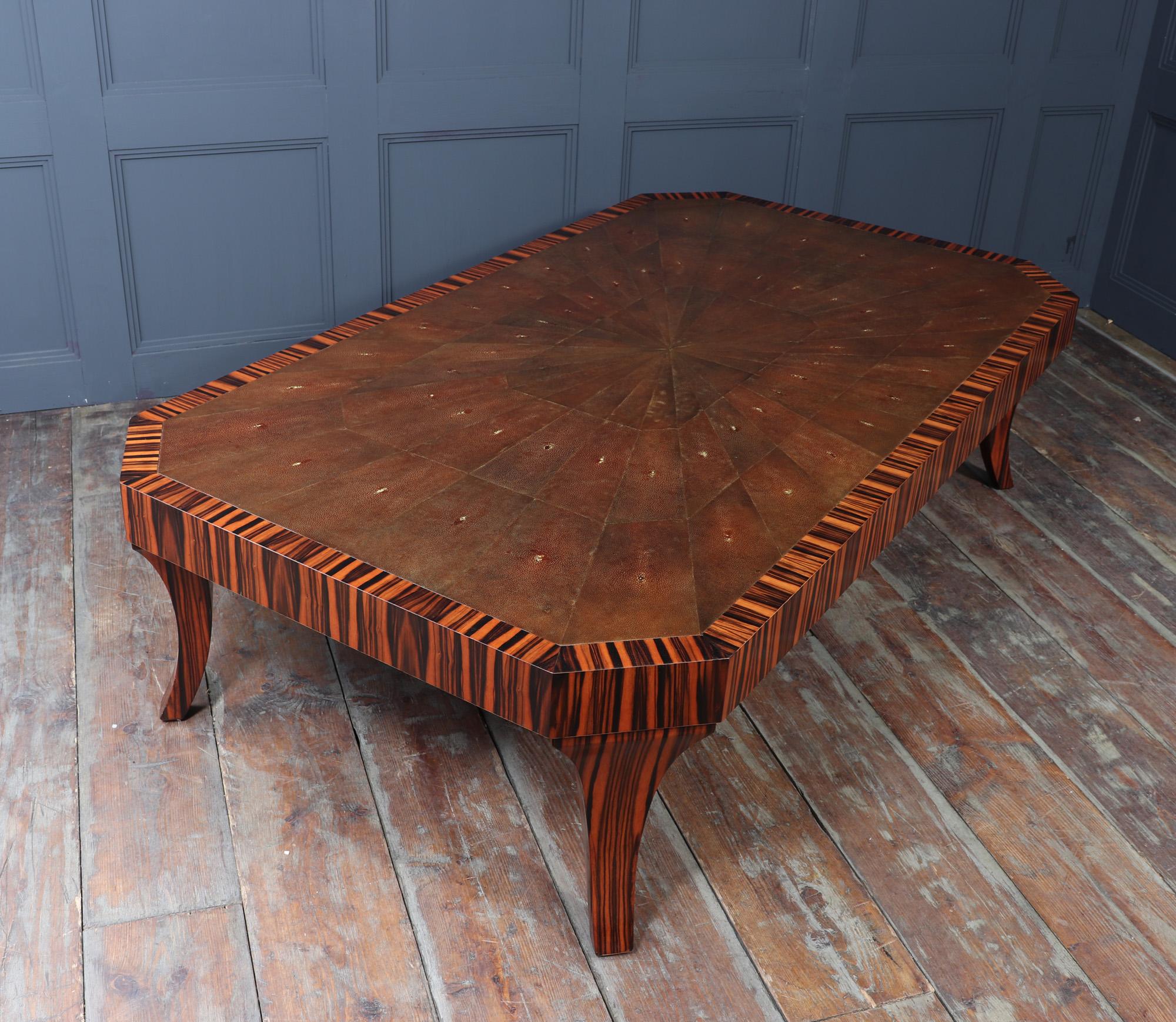 Table basse Garrison Rousseau en macassar et galuchat en vente 4