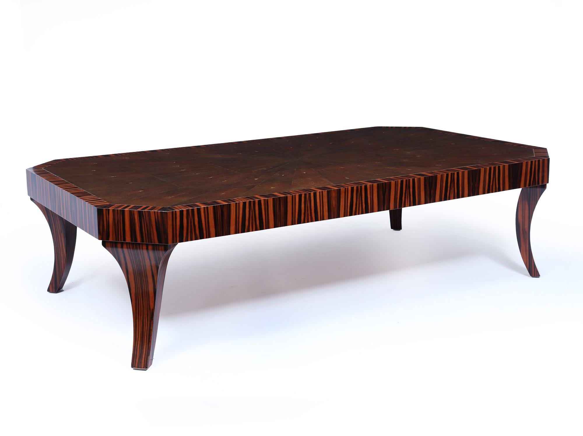 Table basse ROUSSEAU 
Grande table basse de style Art Déco, conçue par Garrison Rousseau dans les années 1980, plaquée d'ébène de Macassar coupé en quatre, avec un plateau segmenté en galuchat. La table a été soigneusement restaurée et entièrement