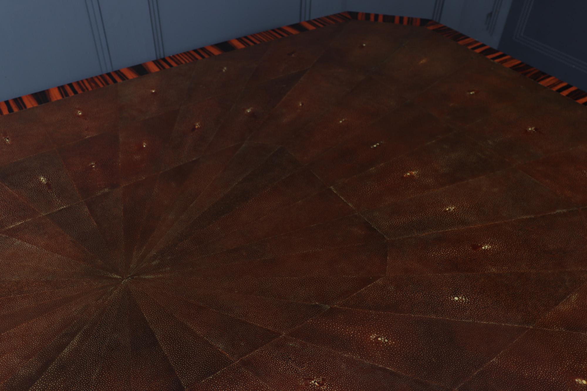 Table basse Garrison Rousseau en macassar et galuchat en vente 1