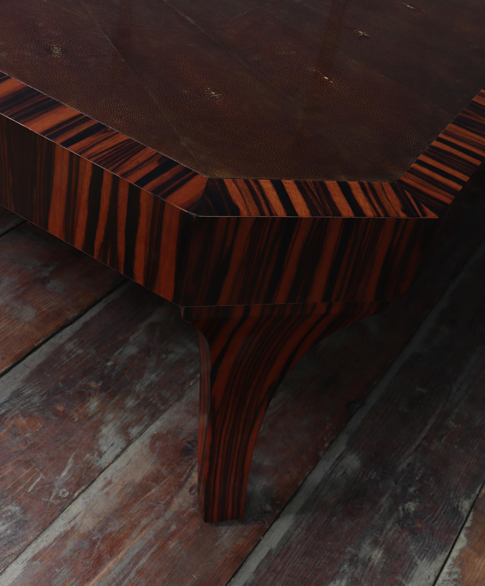 Table basse Garrison Rousseau en macassar et galuchat en vente 2