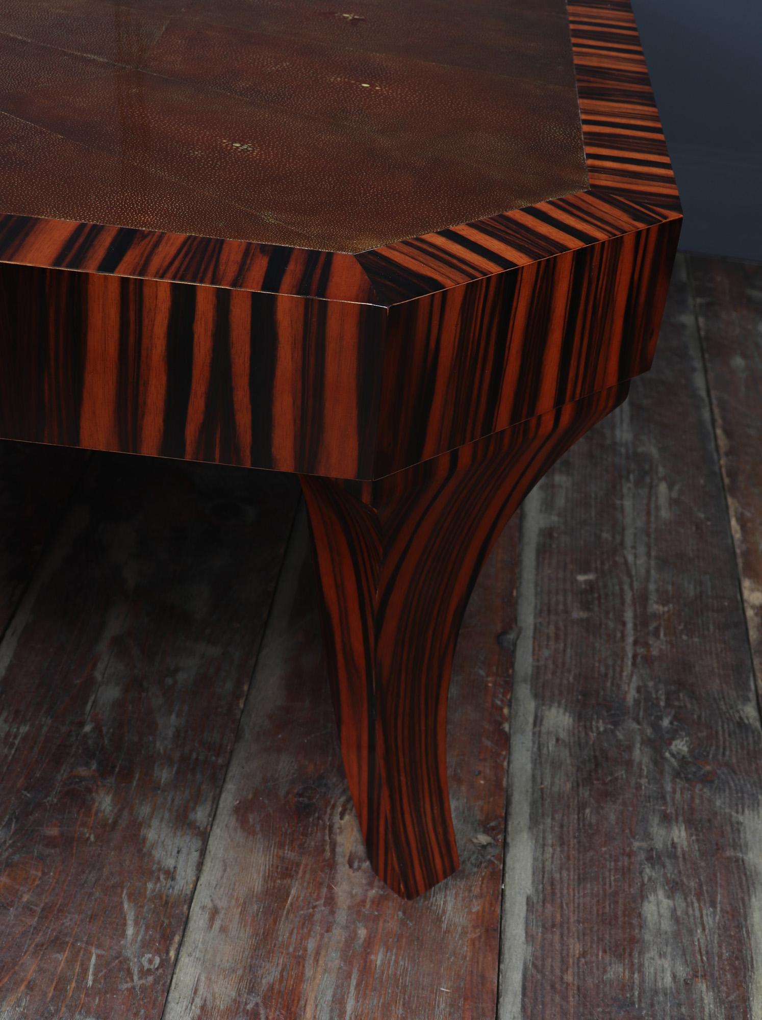 Table basse Garrison Rousseau en macassar et galuchat en vente 3