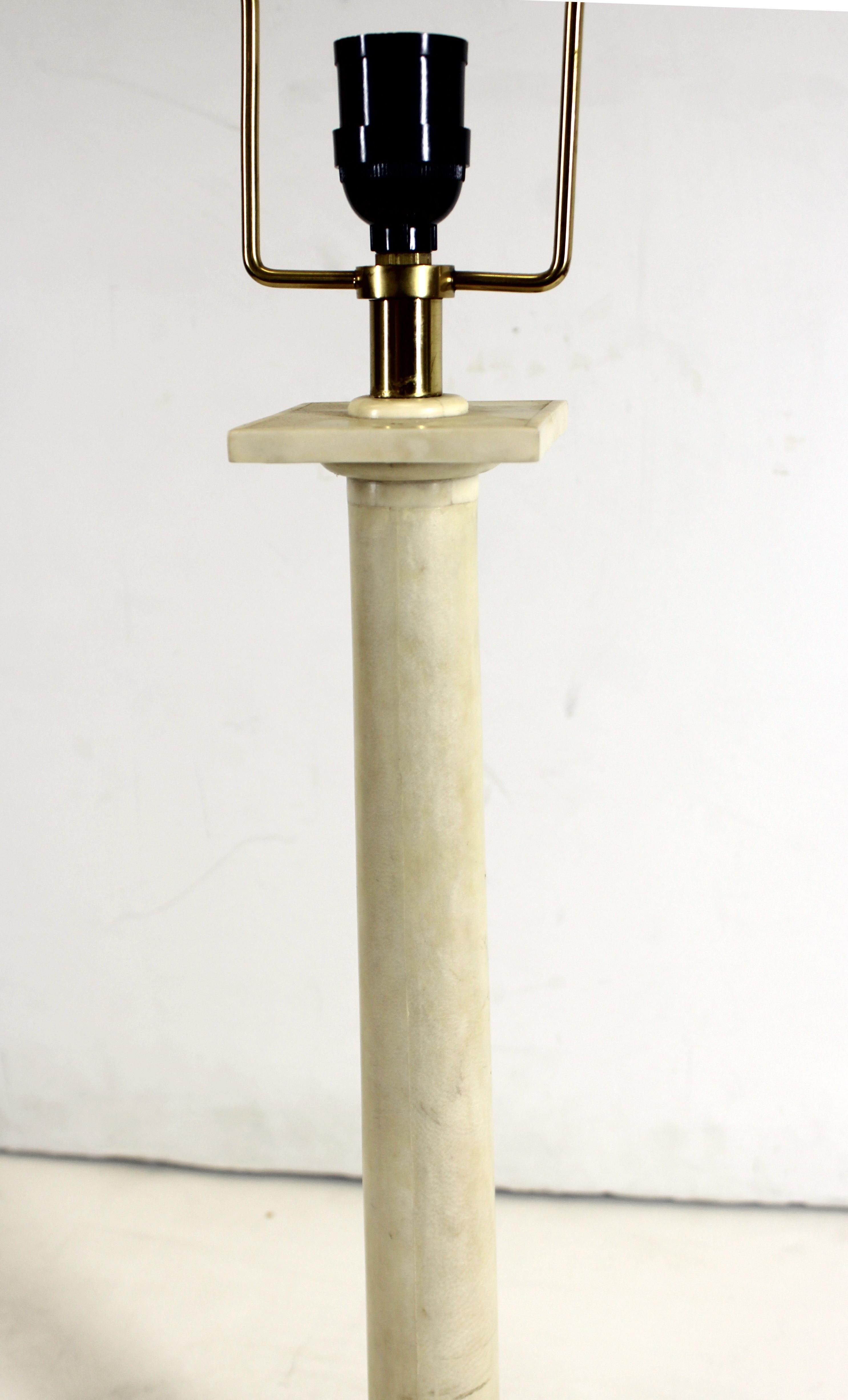 Lampe de table moderne Garrison Rousseau en forme de colonne avec surface parcheminée. Étiquette sur le fond. Usure mineure de la surface.