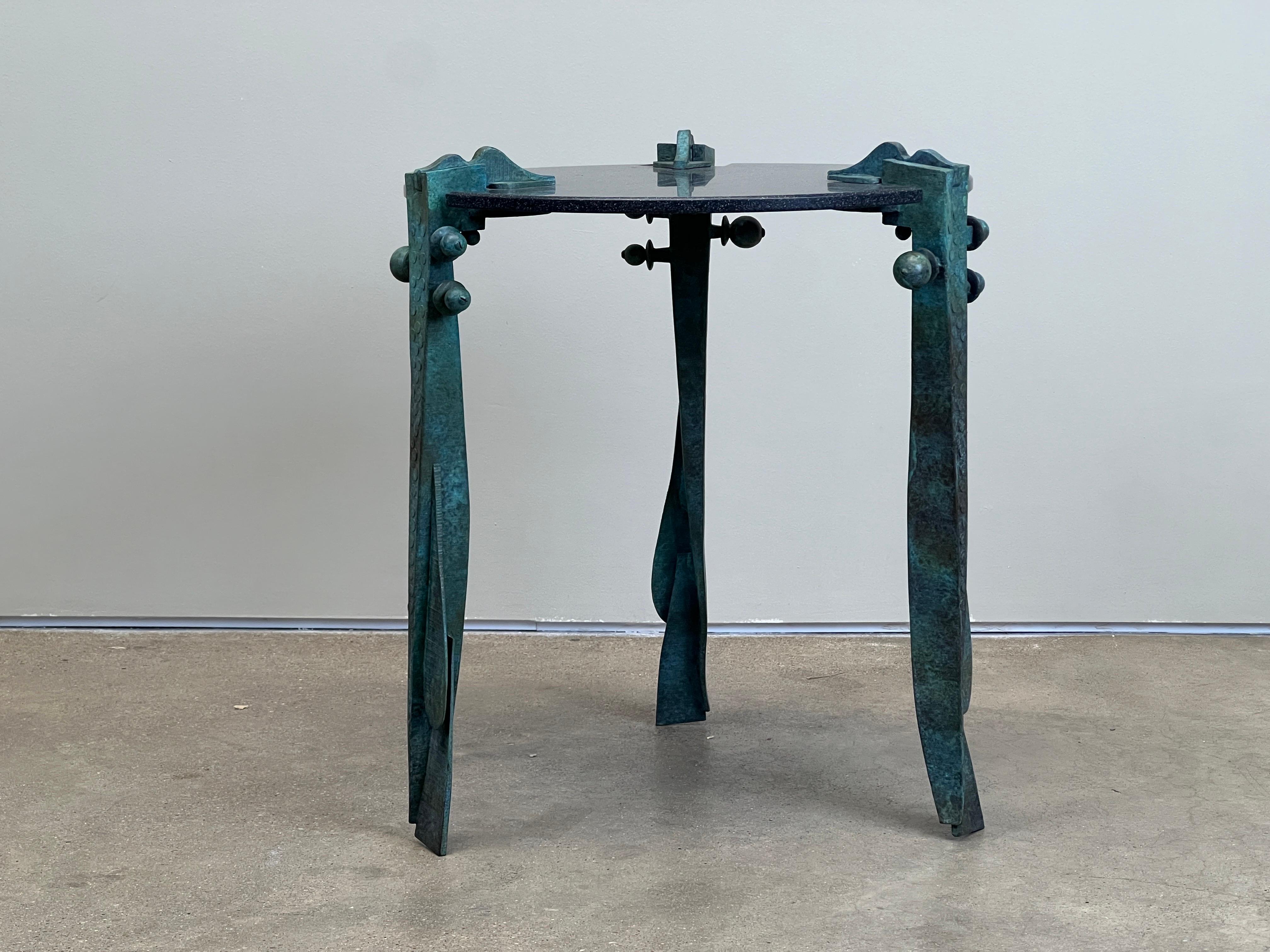 Ein Beistelltisch aus Bronze und Granit, signiert und datiert Garry Knox Bennett, 1995.