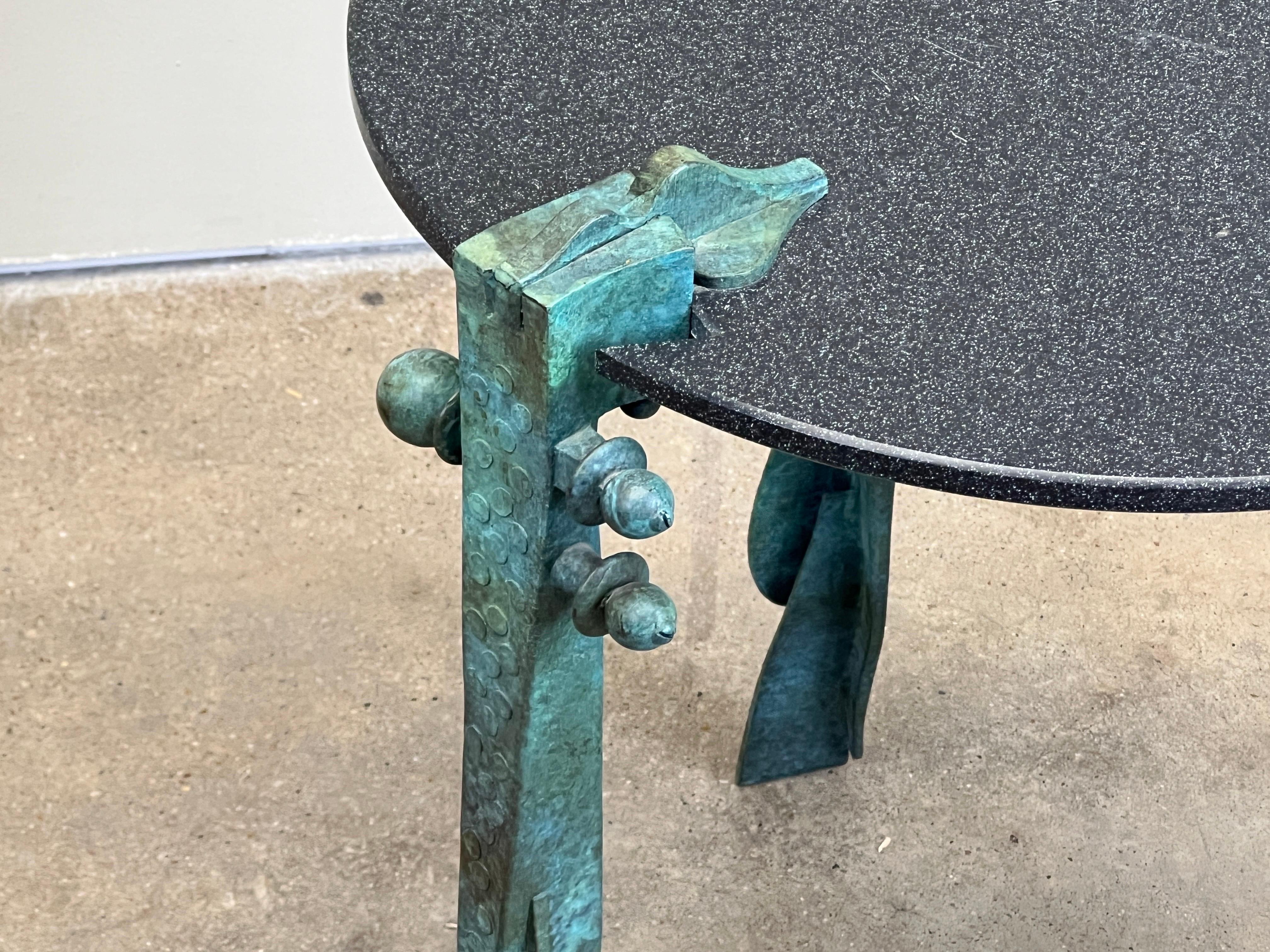 Beistelltisch aus Bronze mit Garry Knox Bennett (Ende des 20. Jahrhunderts) im Angebot