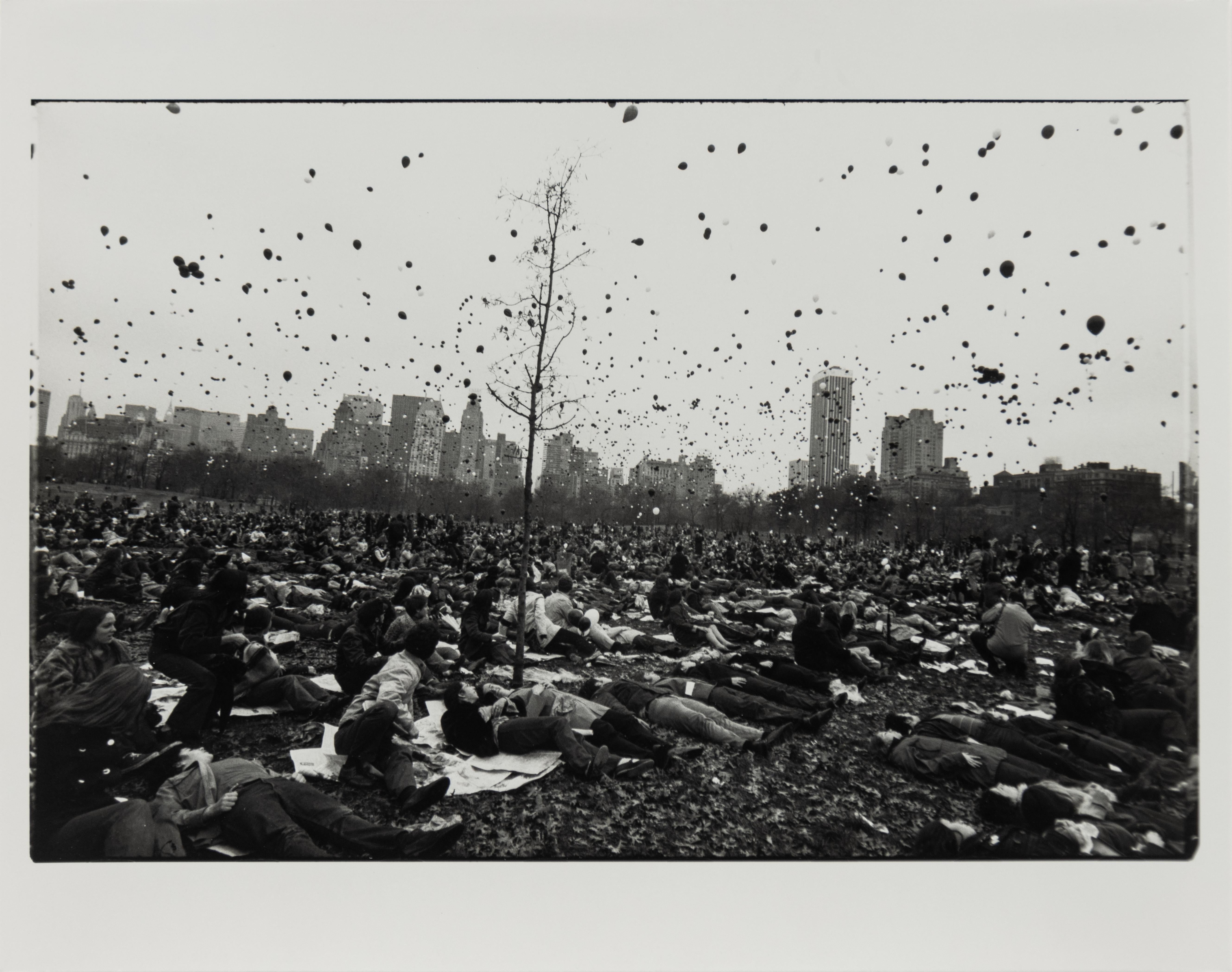 Demonstration de paix, Central Park, New York - Autres styles artistiques Print par Garry Winogrand