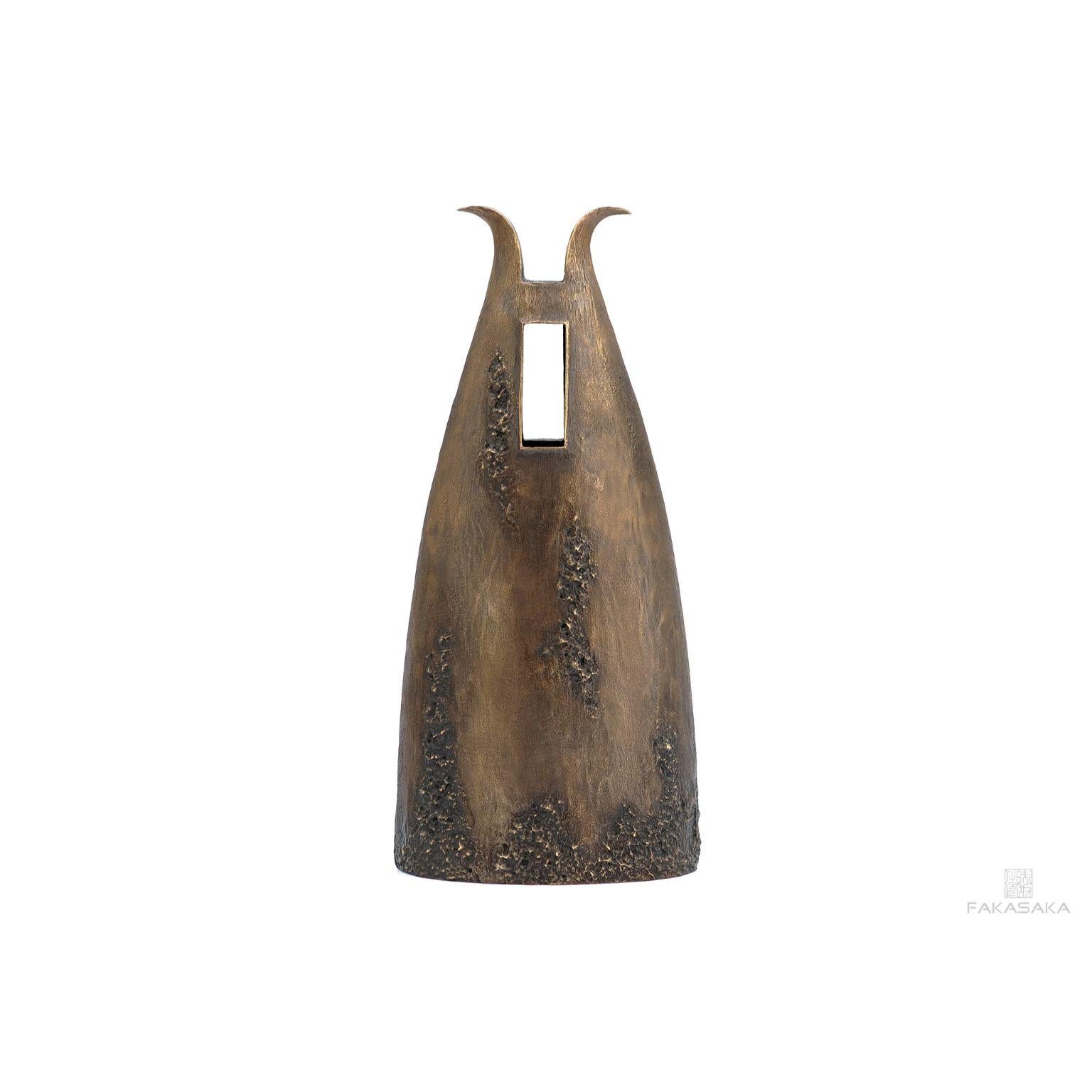 Garrym vase by Fakasaka Design
Dimensions: W 19 cm D 12 cm H 41.5 cm.
Materials: Dark Bronze.

 Fakasaka is a design company focused on production of high-end furniture, lighting, decorative objects, jewels, and accessories.

 Established in
