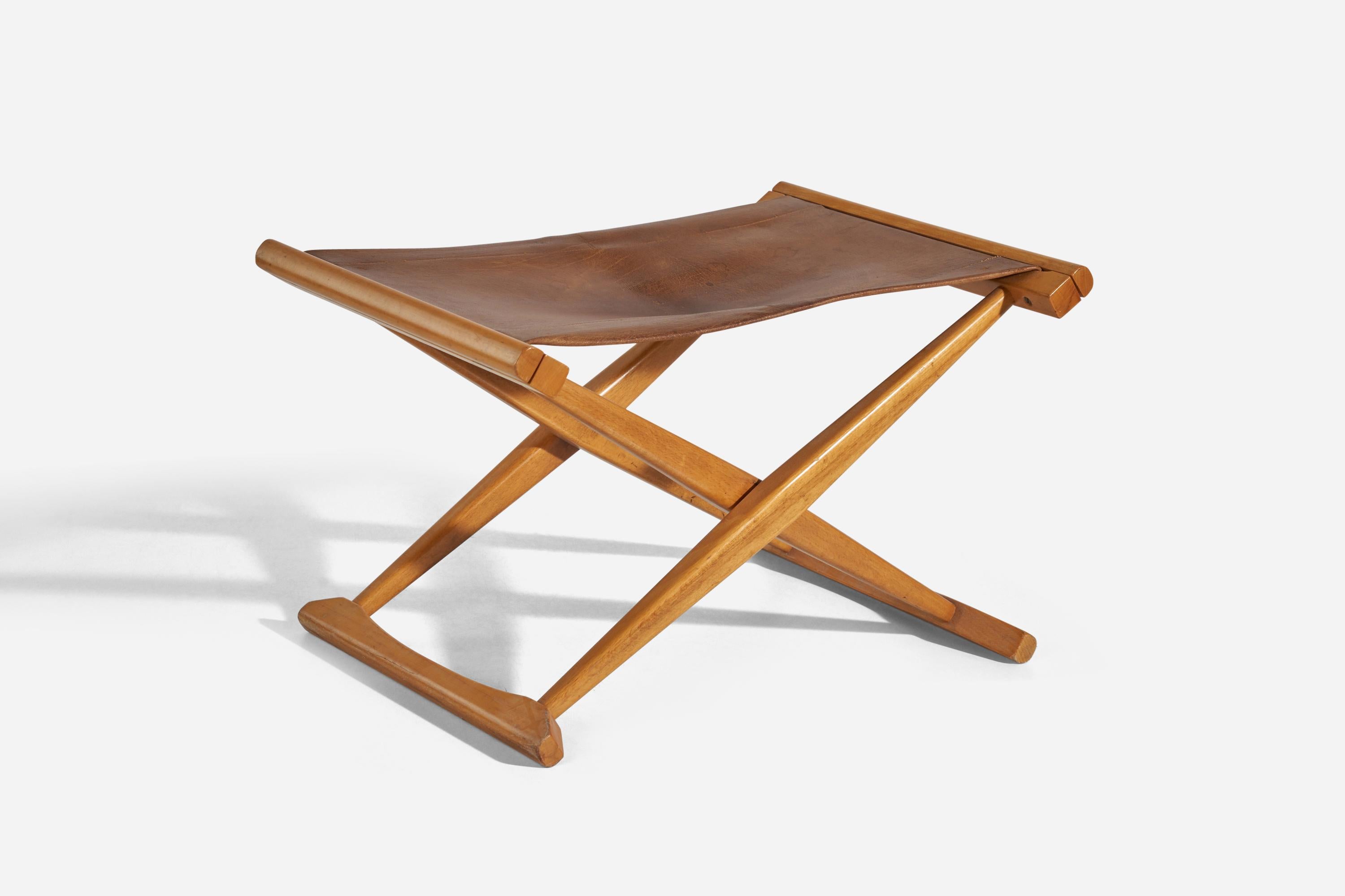 Tabouret pliable en chêne massif et cuir naturel, conçu et produit par Gärsnäs, Suède, années 1950. Labellisé. 