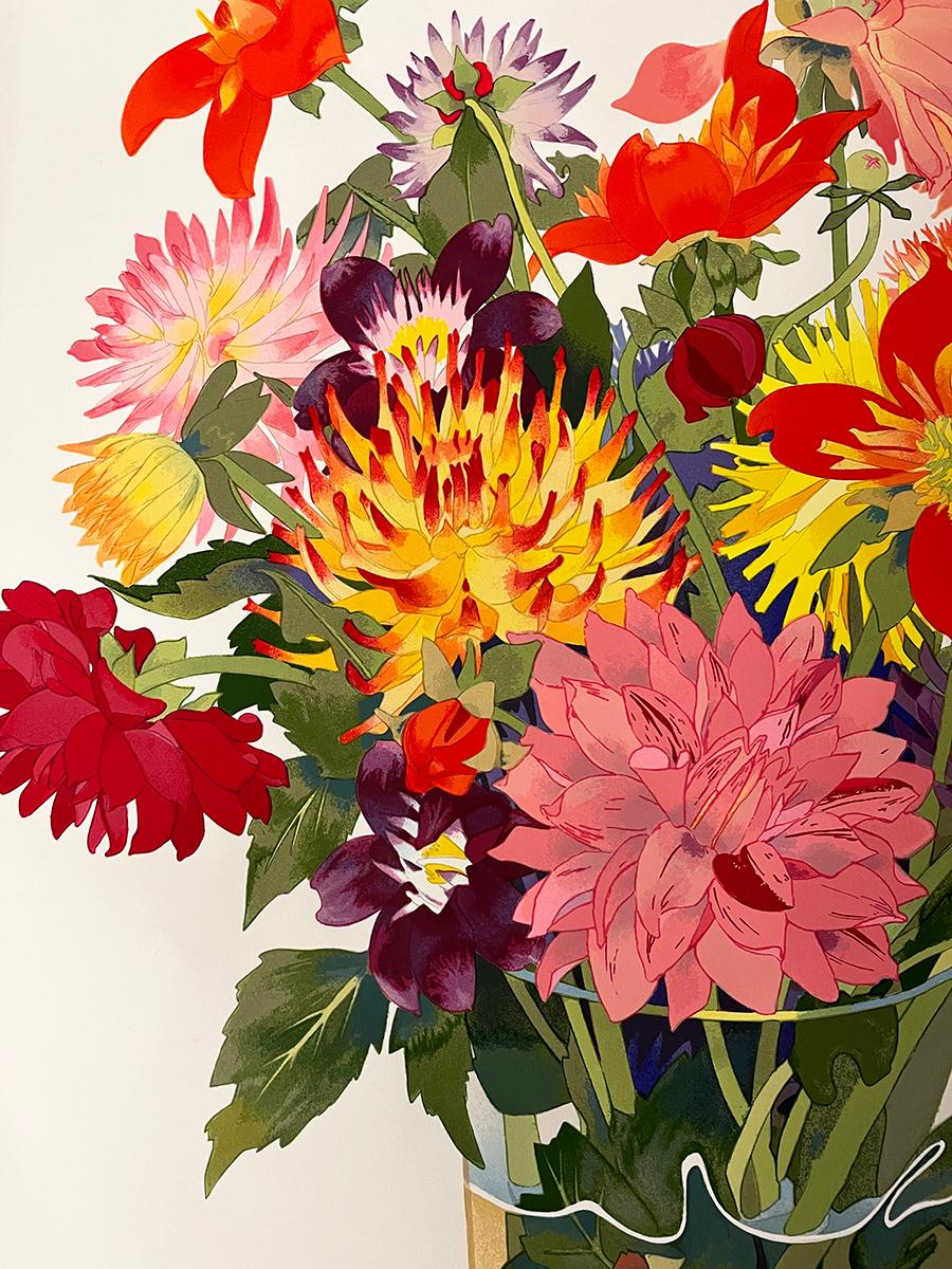 Dahlias von Gary Bukovnik, Siebdruck, 2001 (Blumenstrauß in Vase) im Angebot 1