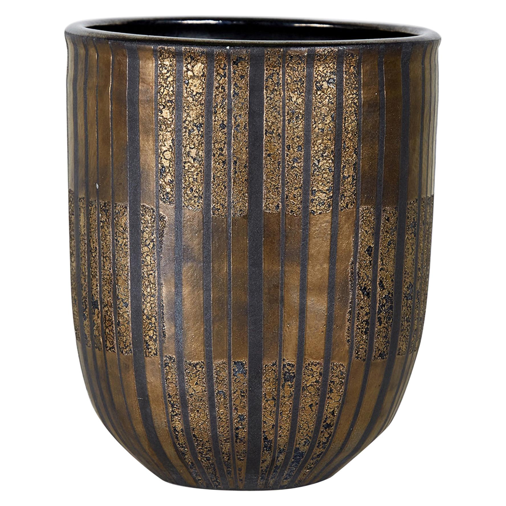 Gary Di Pasquale Zeitgenössische Vase aus gedrehter Bronze und schwarz glasierter zylindrischer Vase