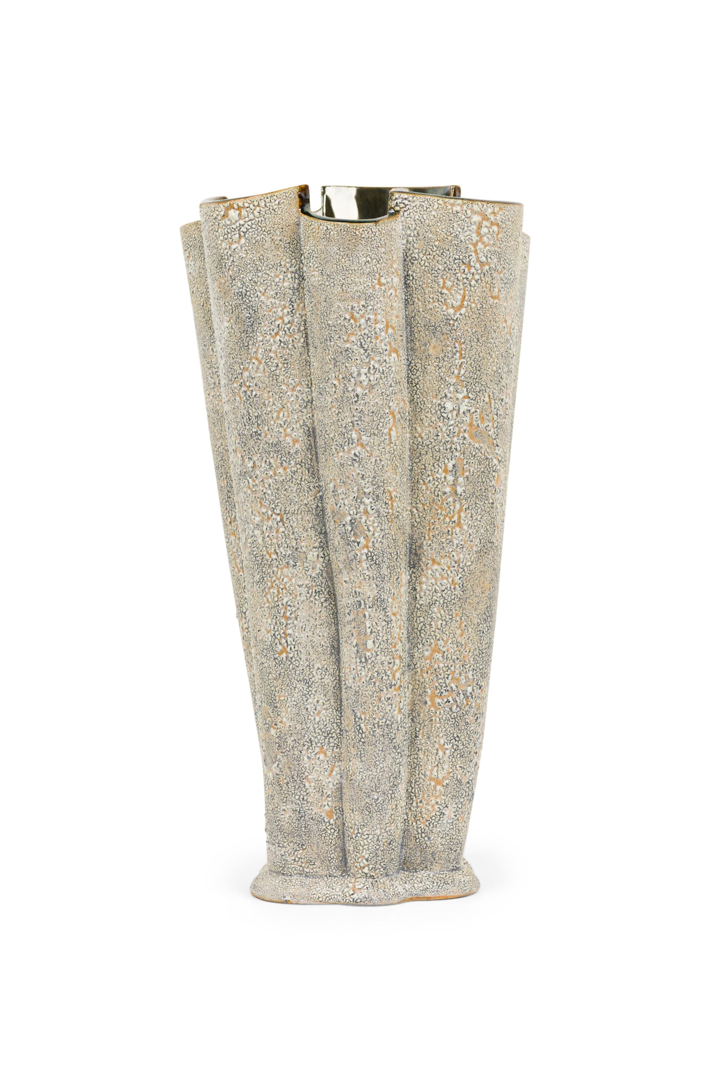 Gary DiPasquale Vase lobé asymétrique contemporain avec texture d'écorce blanche et intérieur noir