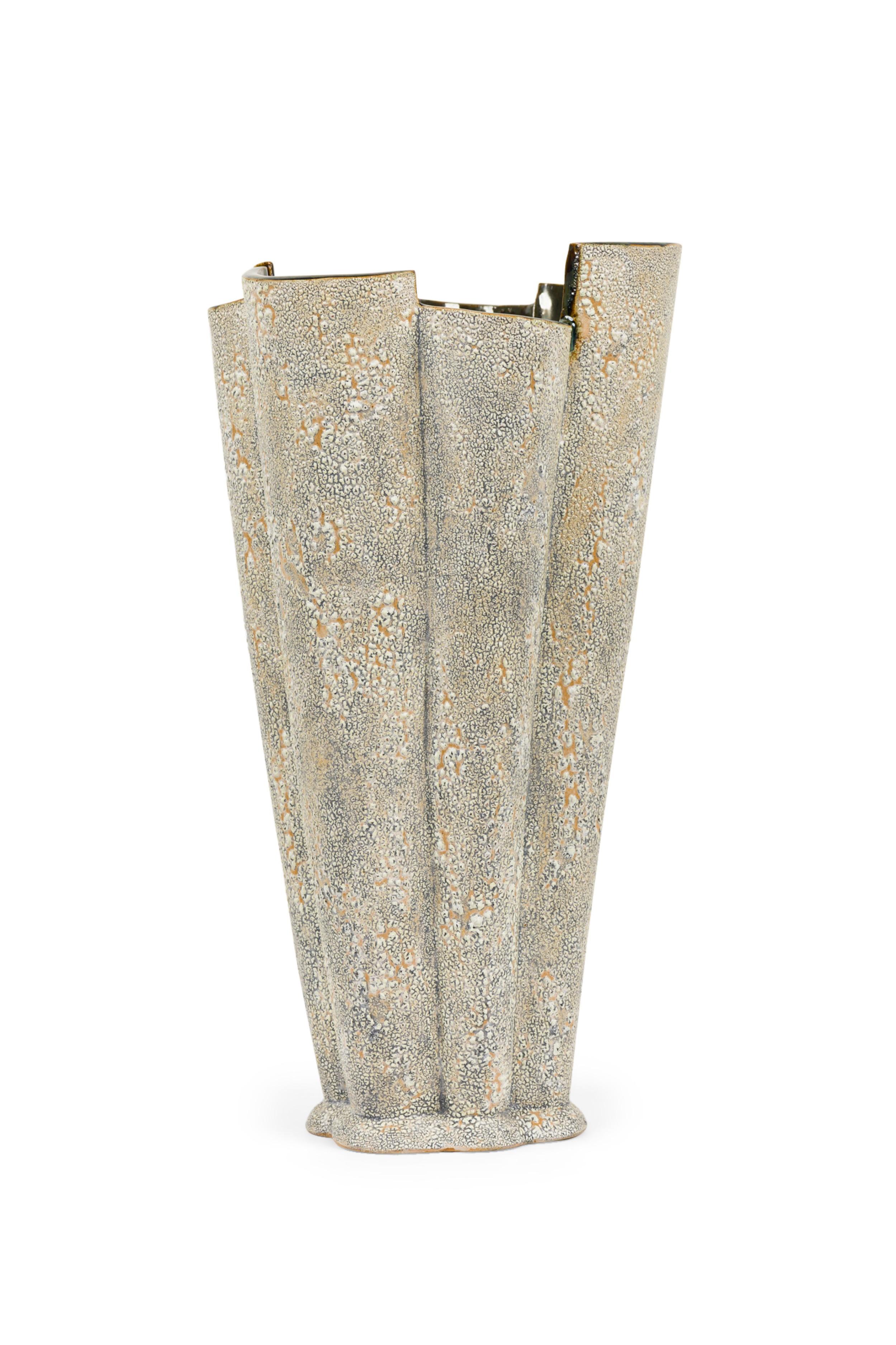 Moderne Gary Dipasquale Vase lobé asymétrique avec texture d'écorce blanche et intérieur noir en vente