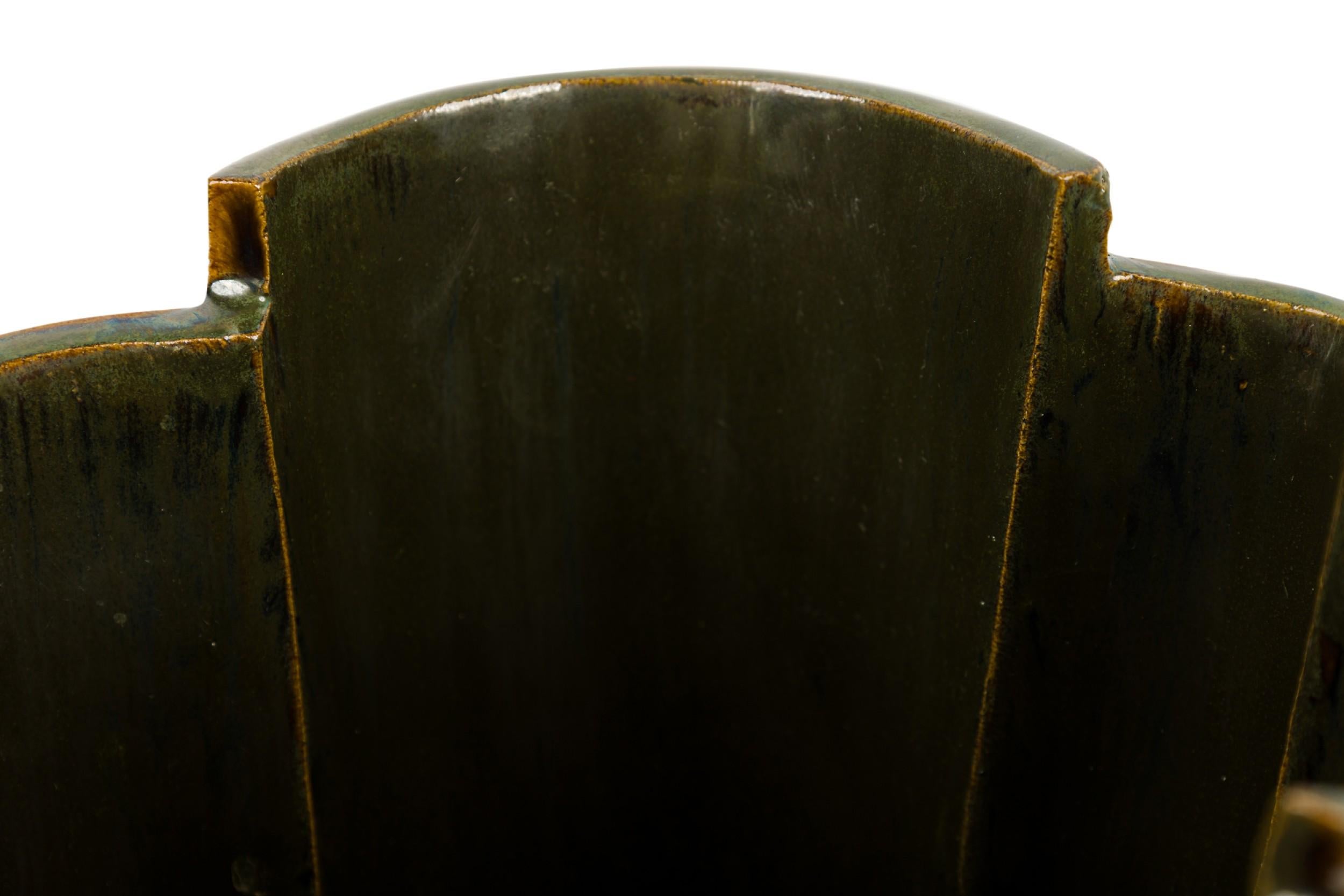 20ième siècle Gary Dipasquale Vase lobé asymétrique avec texture d'écorce blanche et intérieur noir en vente