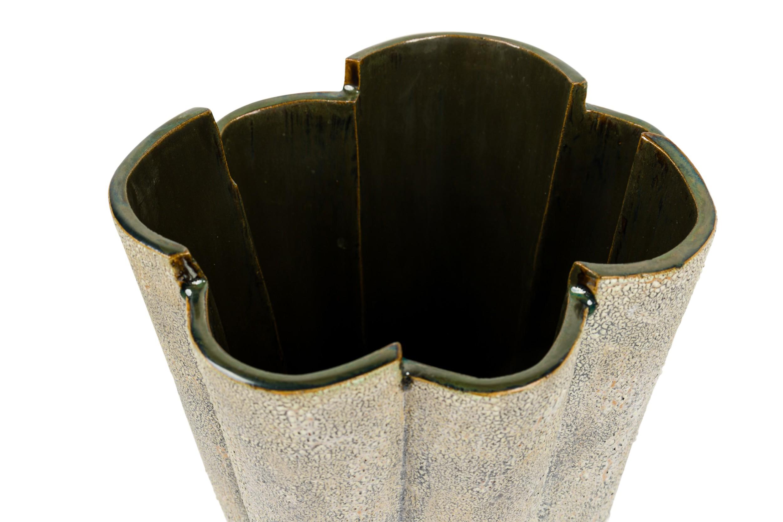 Céramique Gary Dipasquale Vase lobé asymétrique avec texture d'écorce blanche et intérieur noir en vente