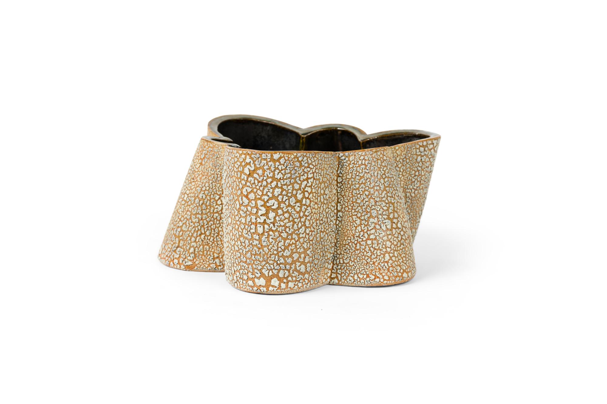 Gary DiPasquale Vase lobé asymétrique contemporain à 6 côtés avec extérieur en écorce blanche texturée et intérieur noir