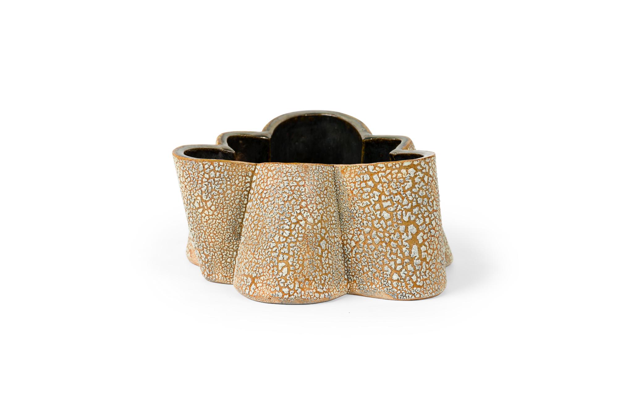 Américain Vase asymétrique à 6 faces et extérieur texturé en liège blanc, Gary DiPasquale en vente