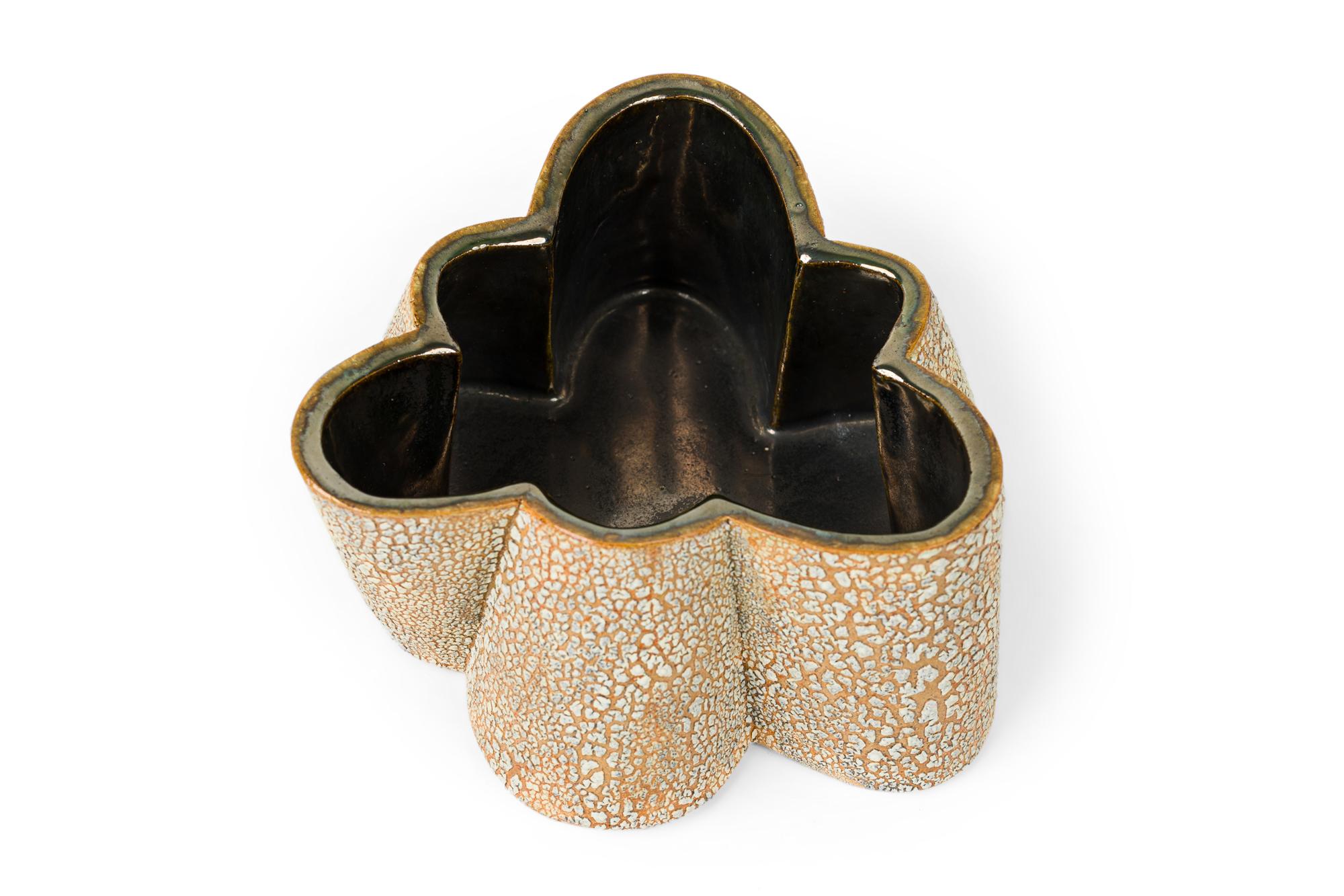 Fait main Vase asymétrique à 6 faces et extérieur texturé en liège blanc, Gary DiPasquale en vente