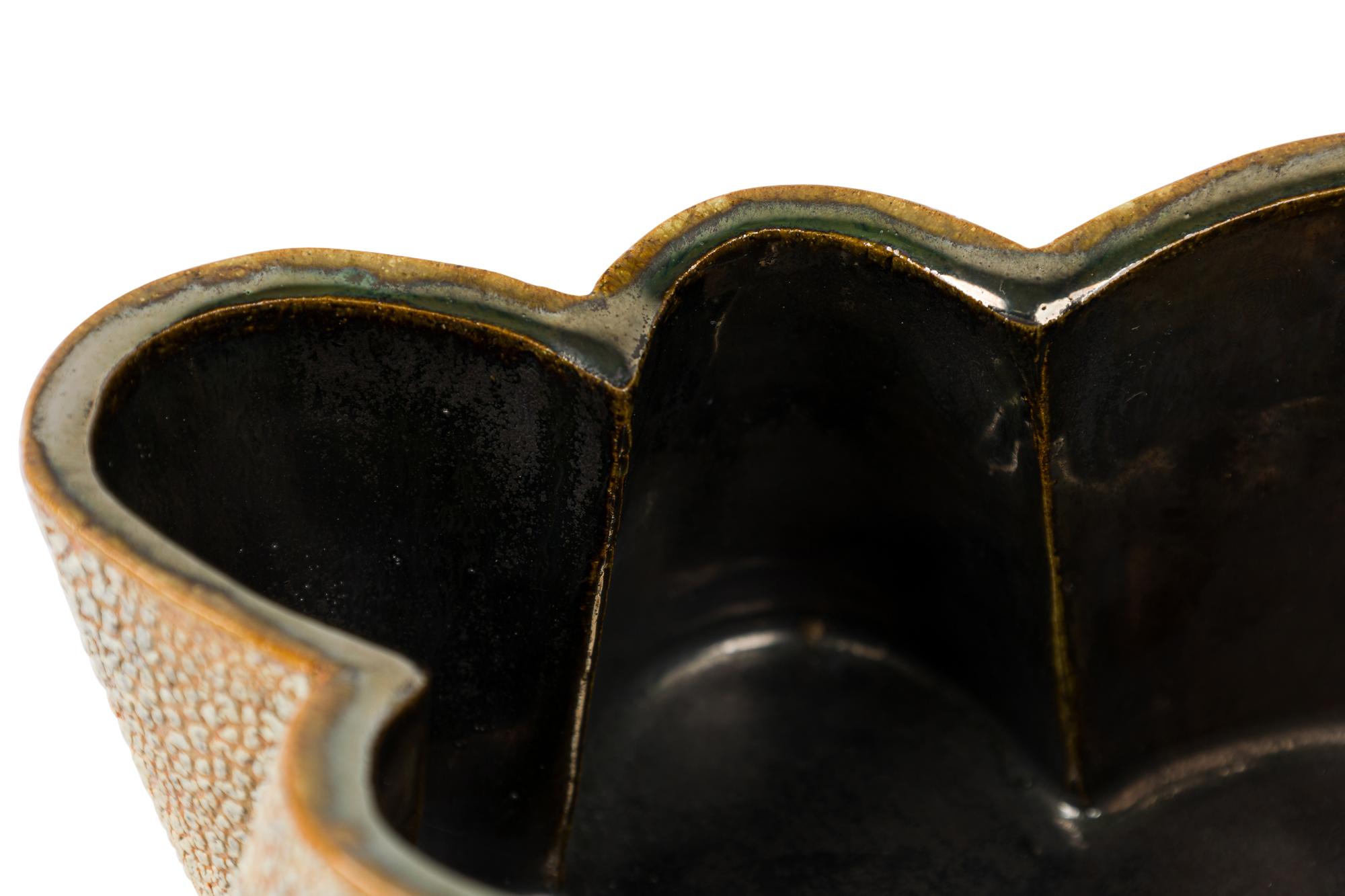 20ième siècle Vase asymétrique à 6 faces et extérieur texturé en liège blanc, Gary DiPasquale en vente