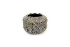 Gary Dipasquale Vaso di zucca basso con texture grigio-blu e linee astratte gialle