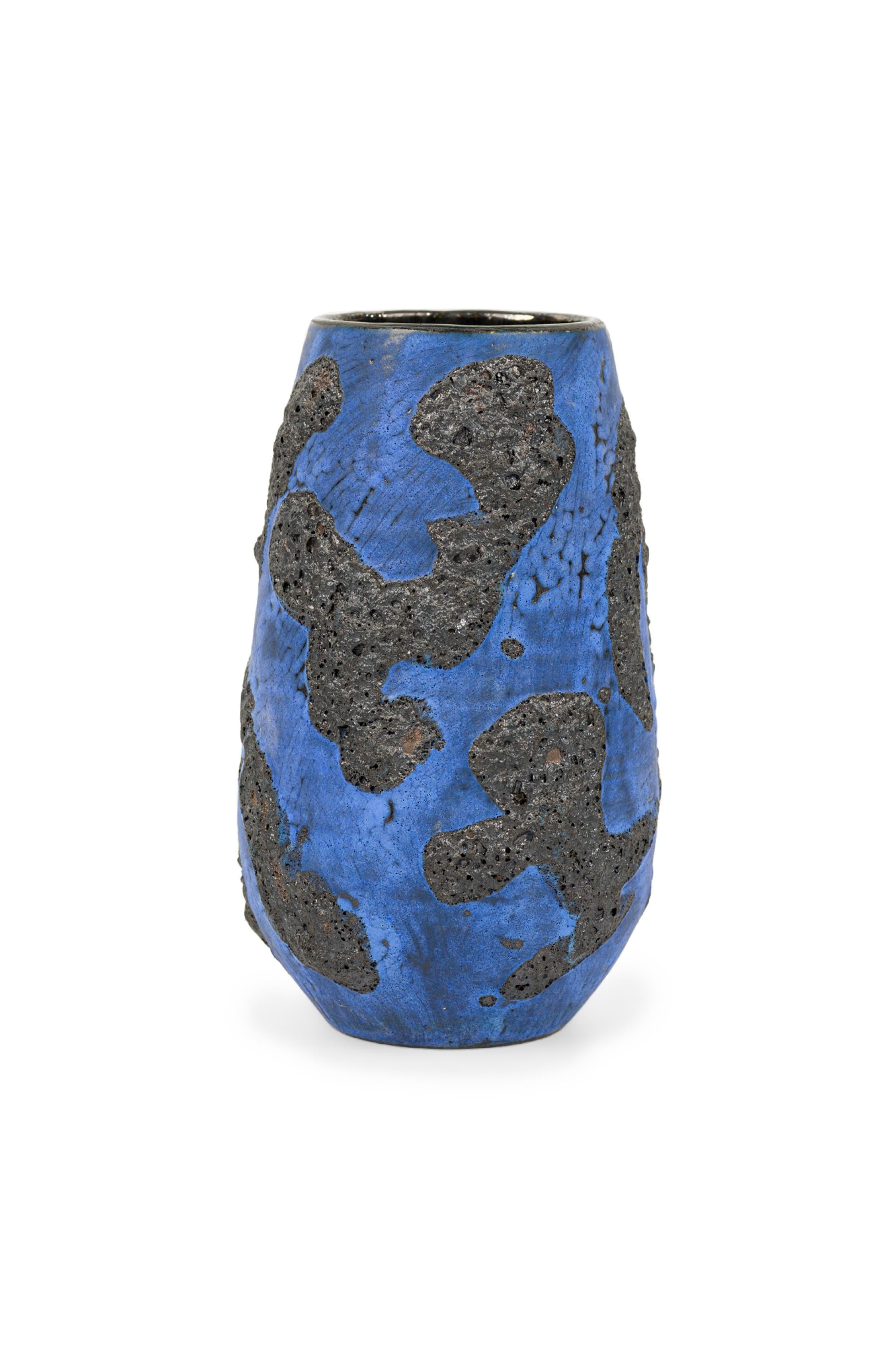 Gary Dipasquale Contemporary Vaso conico blu cobalto in lava nera con interno nero