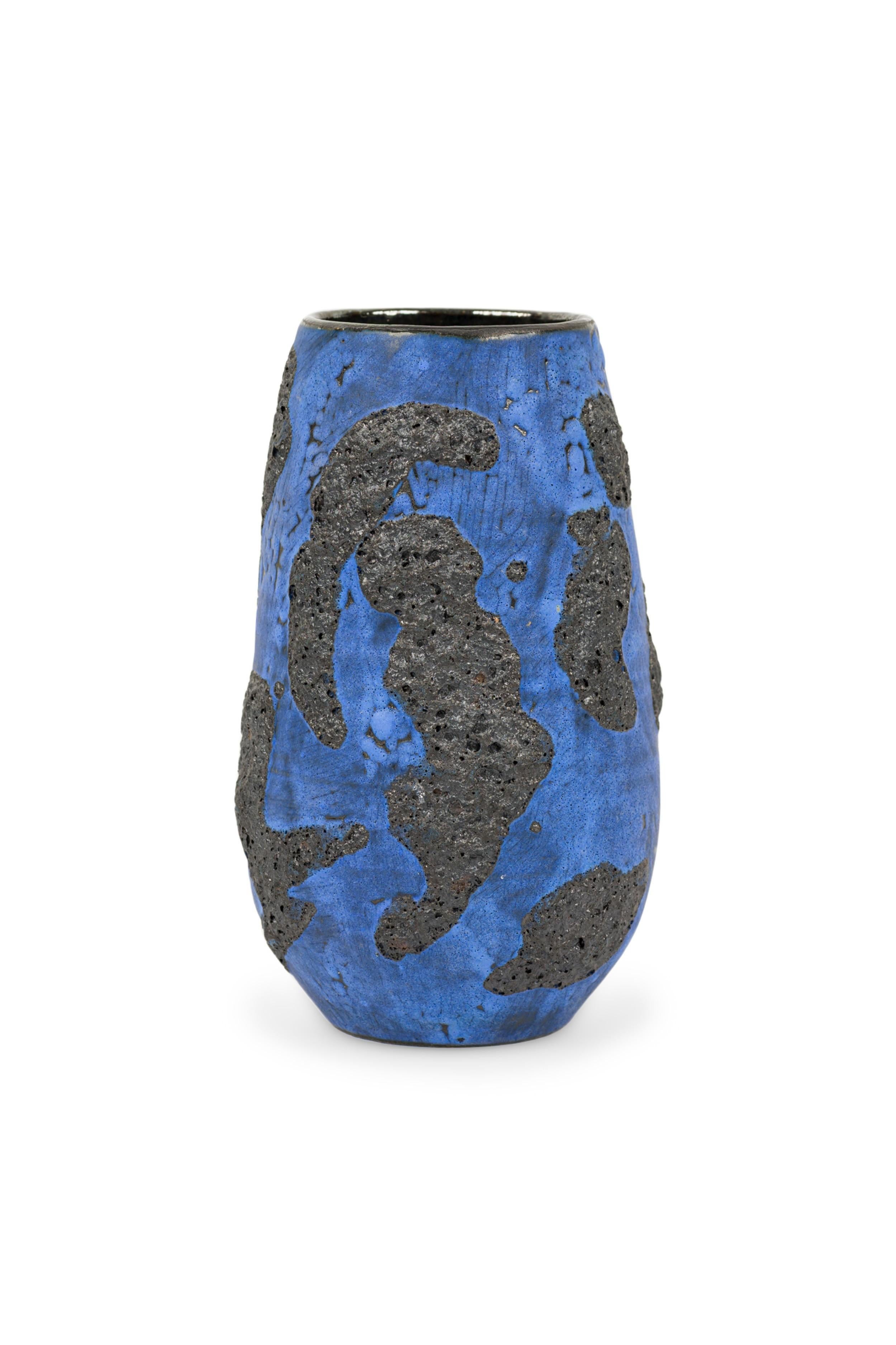 Moderno Gary Dipasquale Vaso di lava nero conico blu cobalto con interno nero in vendita