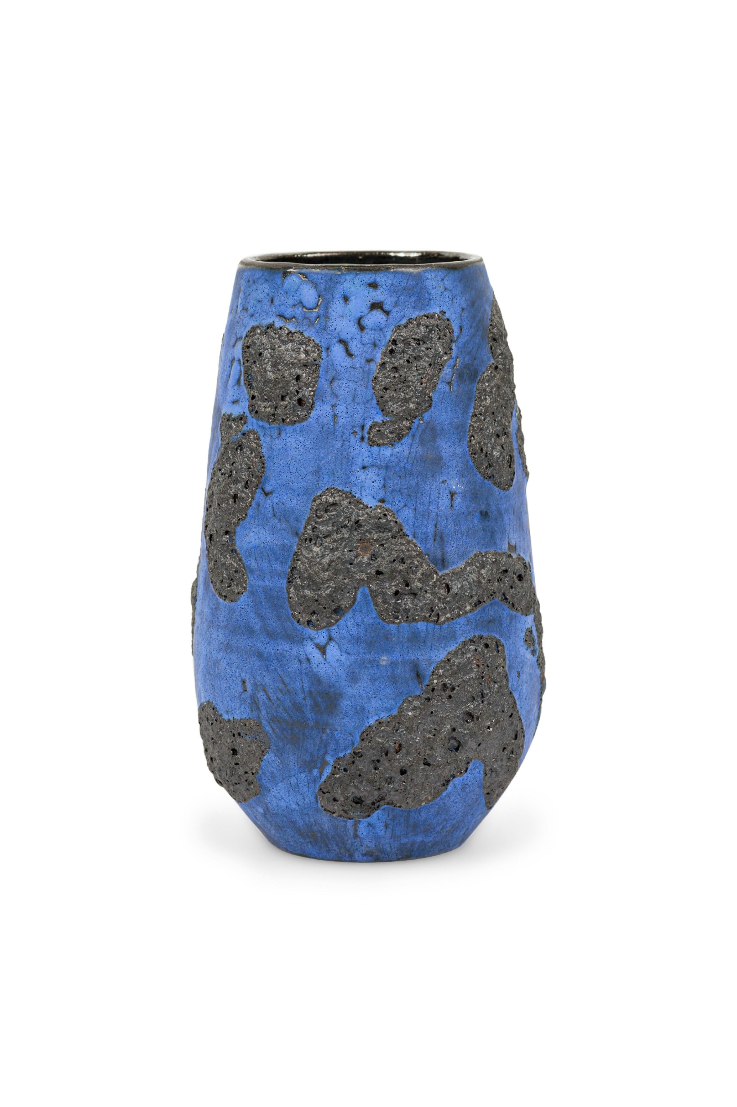 Americano Gary Dipasquale Vaso di lava nero conico blu cobalto con interno nero in vendita