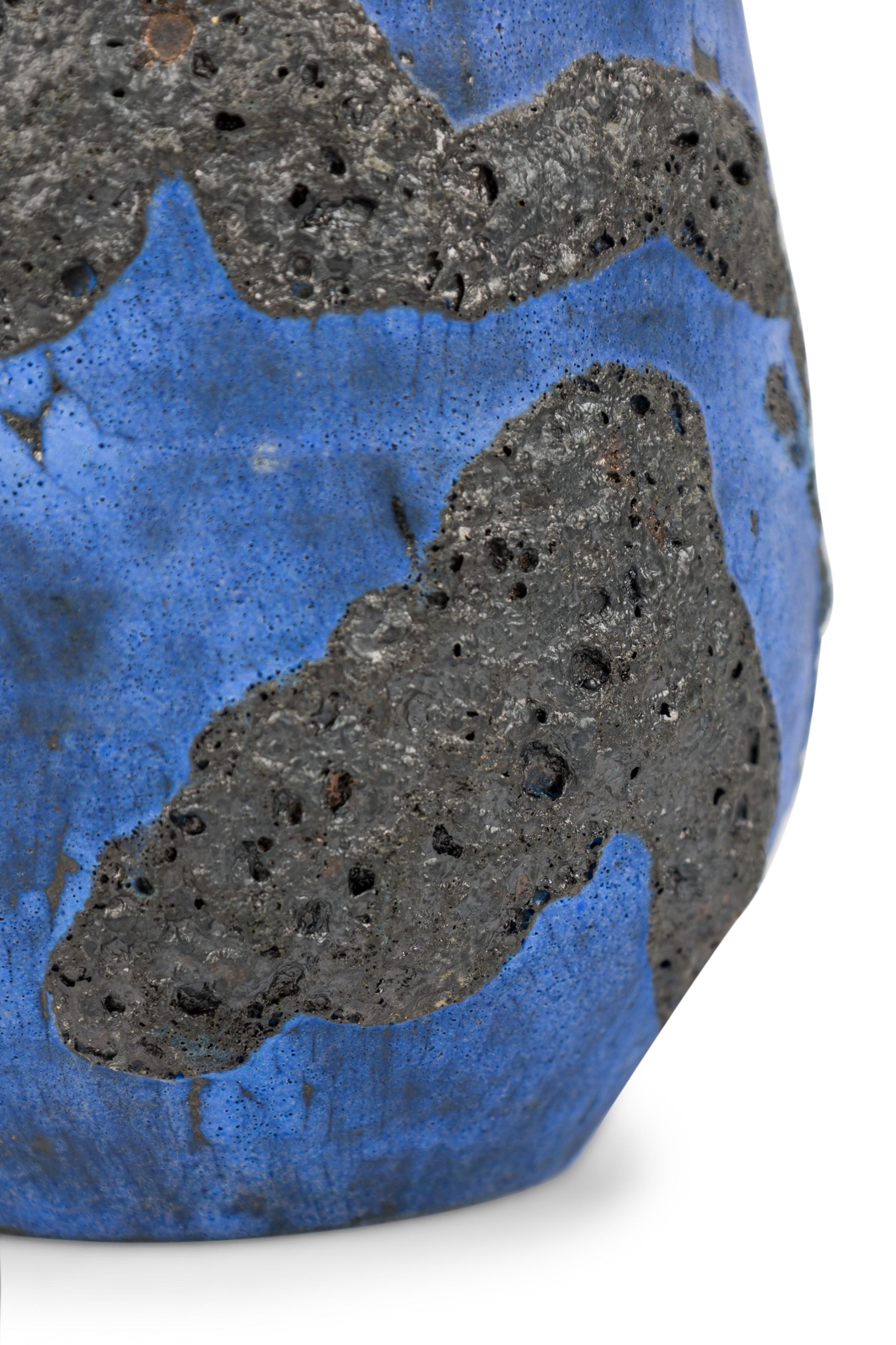 Fatto a mano Gary Dipasquale Vaso di lava nero conico blu cobalto con interno nero in vendita