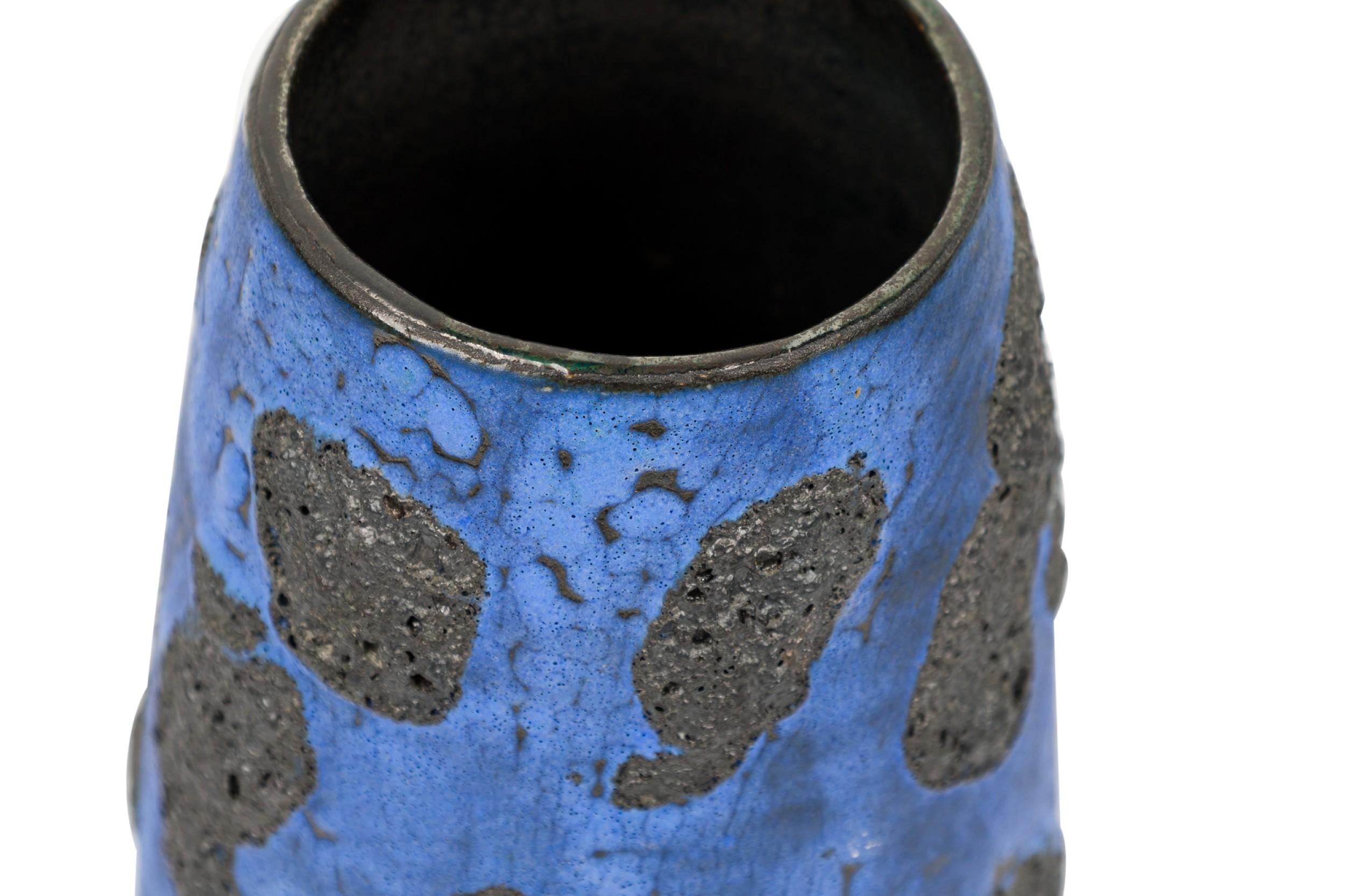 Gary Dipasquale Vaso di lava nero conico blu cobalto con interno nero In condizioni buone in vendita a Queens, NY