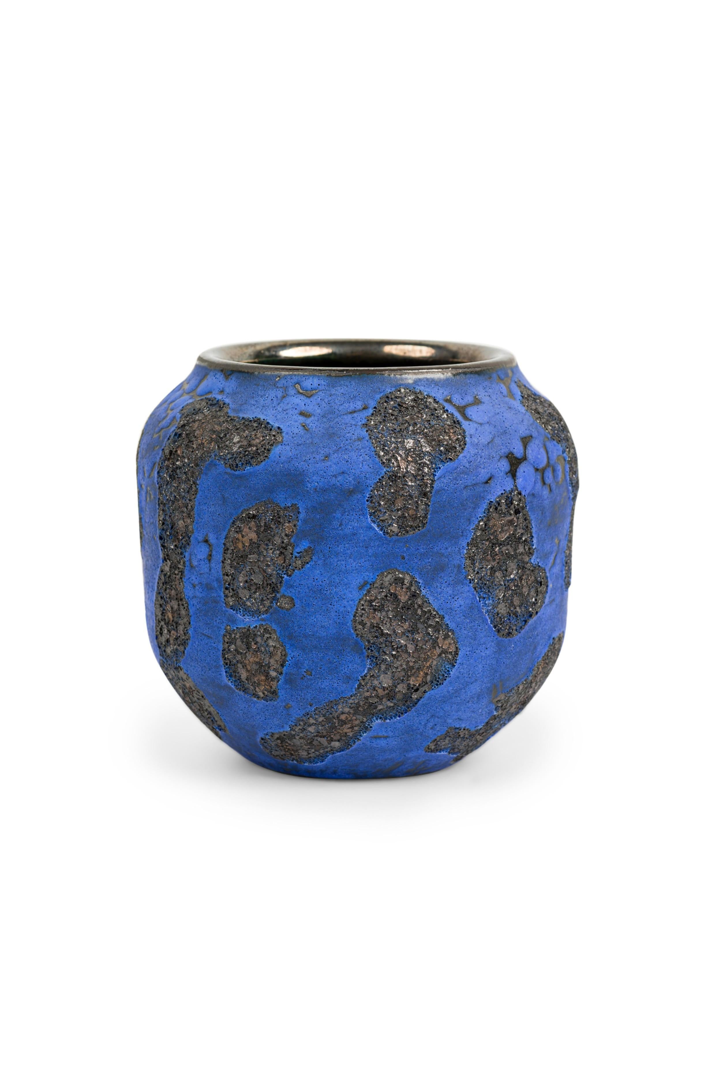 Gary Dipasquale Vaso contemporaneo a forma di zucca blu cobalto con smalto lavico nero e interno nero