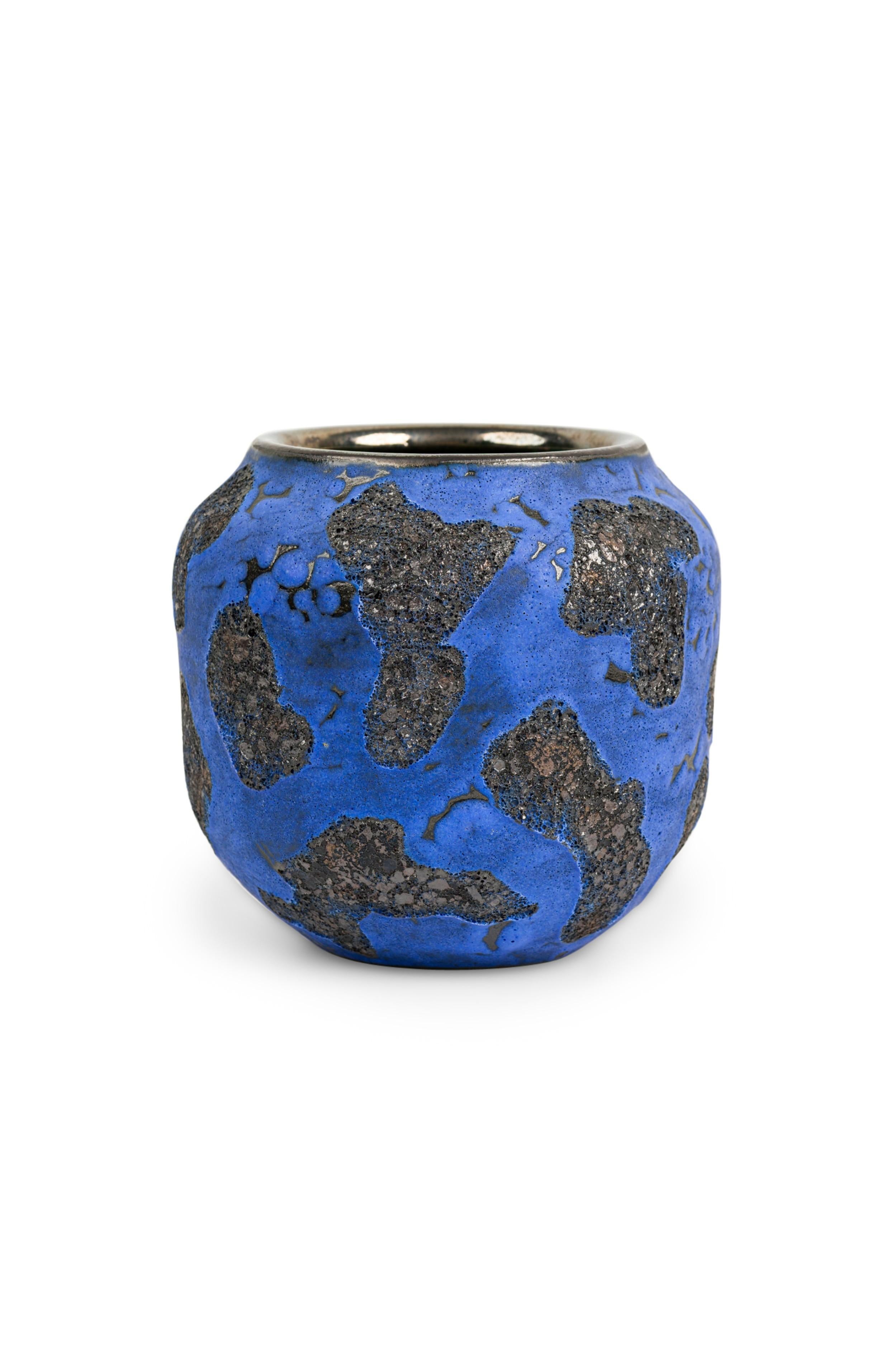 Moderno Gary Dipasquale Vaso a forma di zucca blu cobalto con interno in smalto lavico nero in vendita