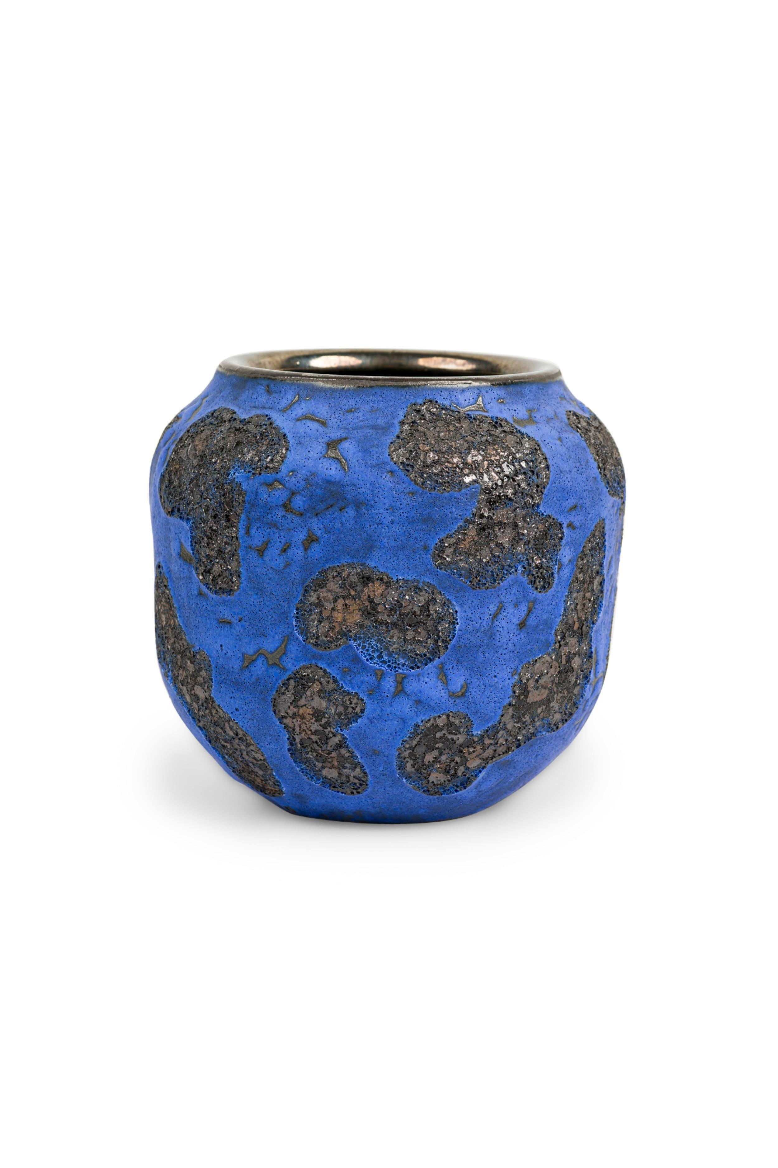 Americano Gary Dipasquale Vaso a forma di zucca blu cobalto con interno in smalto lavico nero in vendita