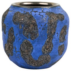 Gary DiPasquale Jarrón en forma de calabaza azul cobalto con interior esmaltado en lava negra