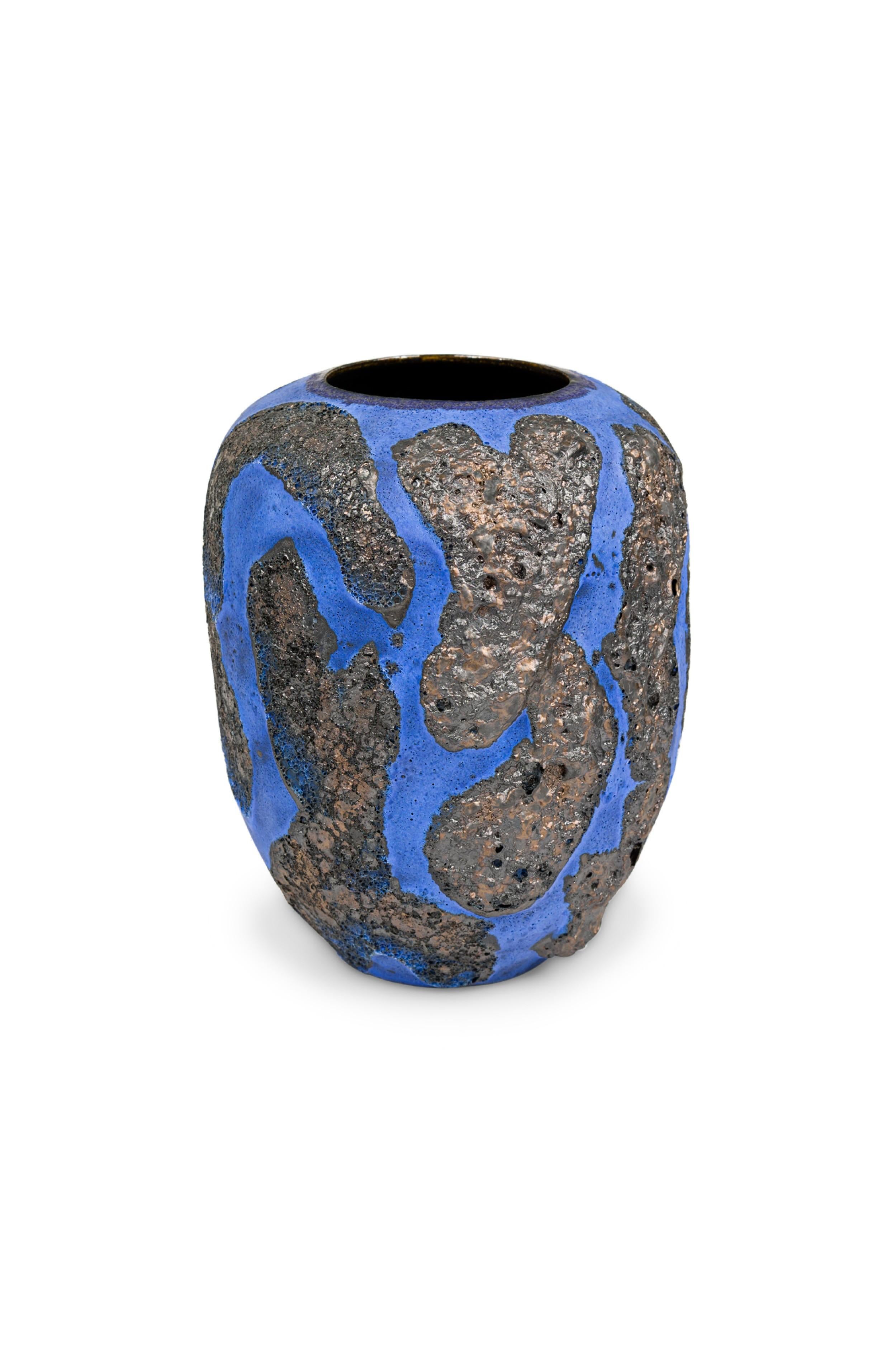 Gary Dipasquale Vaso contemporaneo in lava nera testurizzata blu cobalto con interno nero