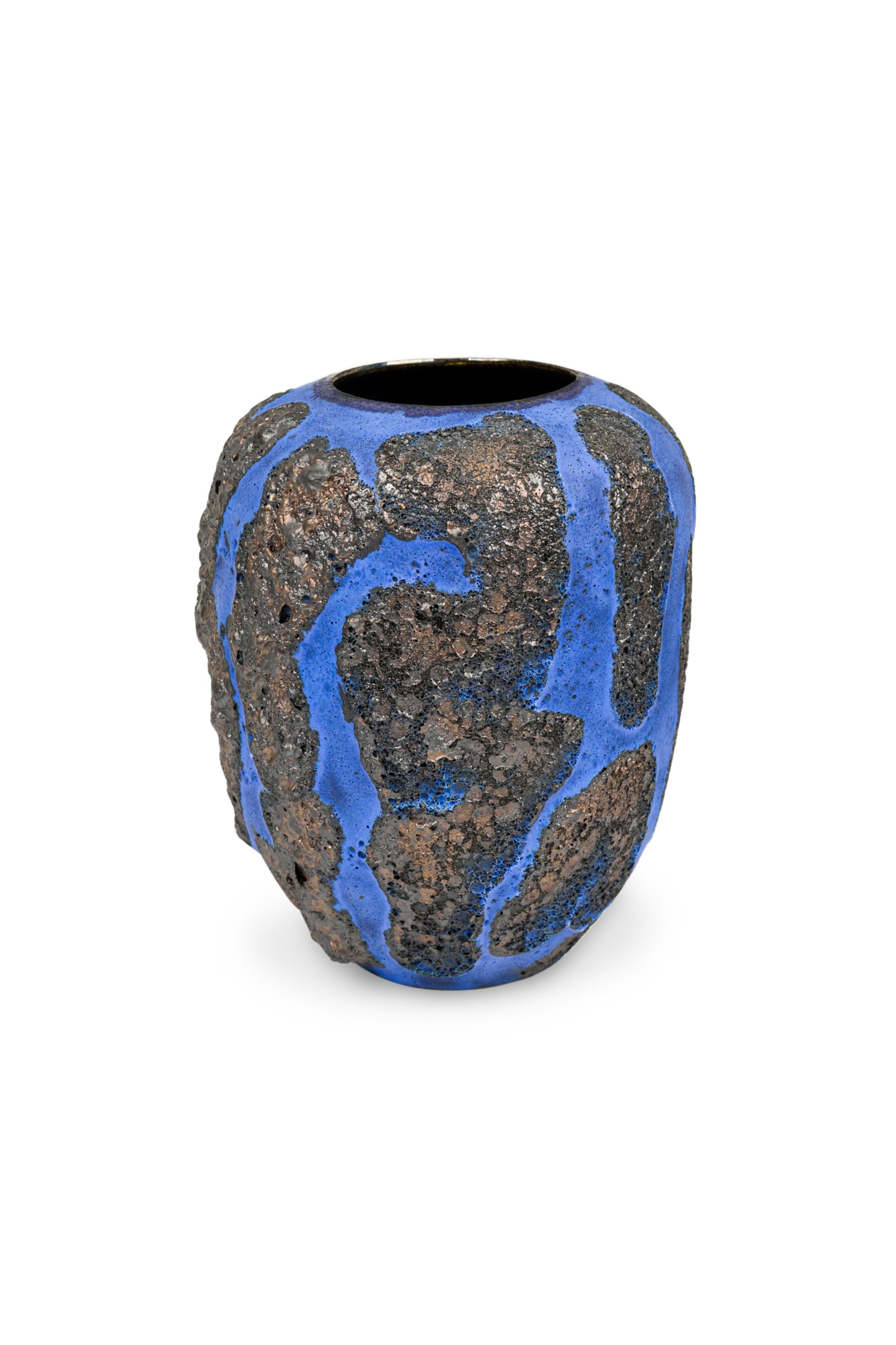 Moderno Gary Dipasquale Vaso smaltato di lava nera a struttura blu cobalto con interno nero in vendita