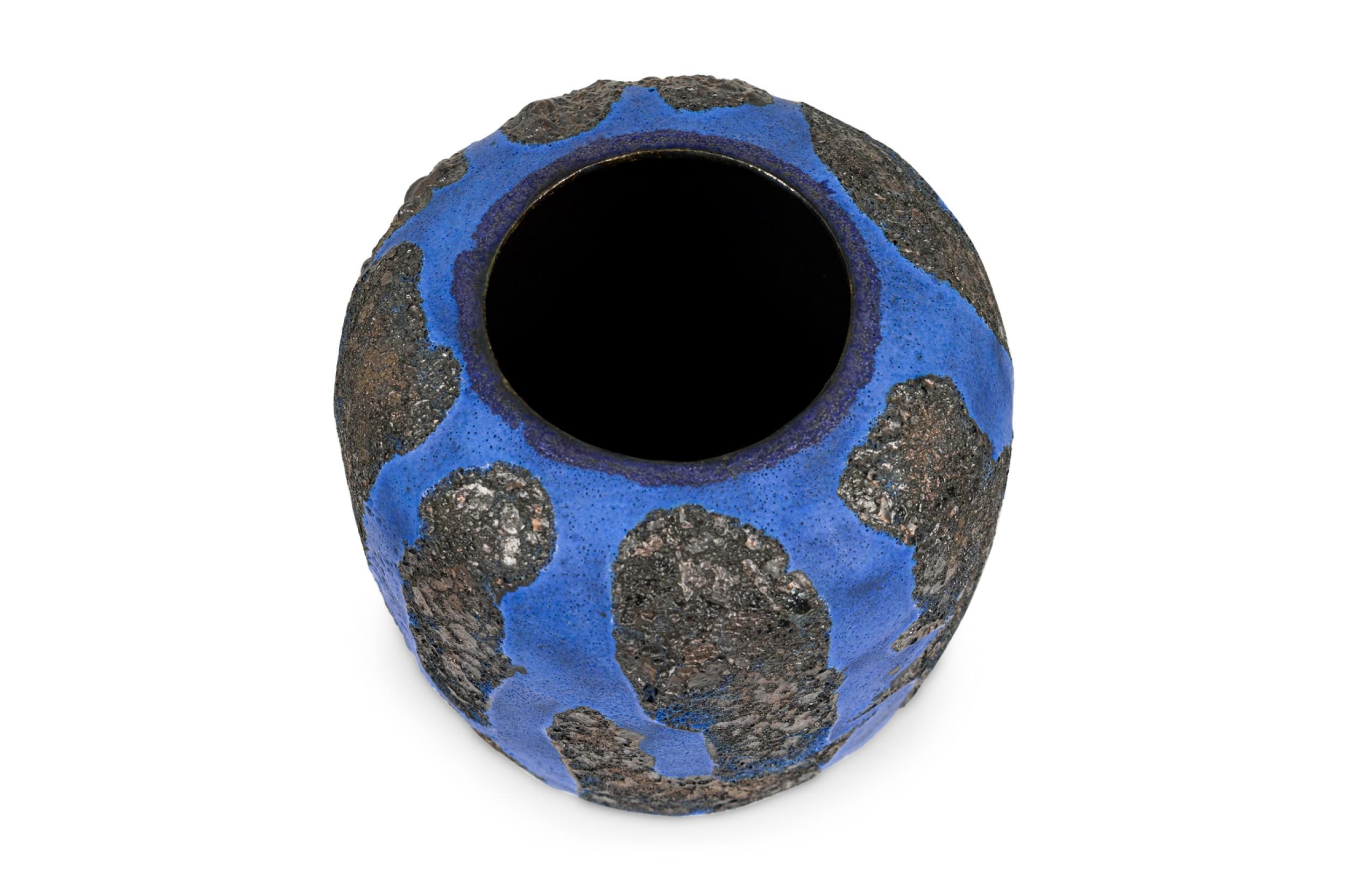 Smaltato Gary Dipasquale Vaso smaltato di lava nera a struttura blu cobalto con interno nero in vendita